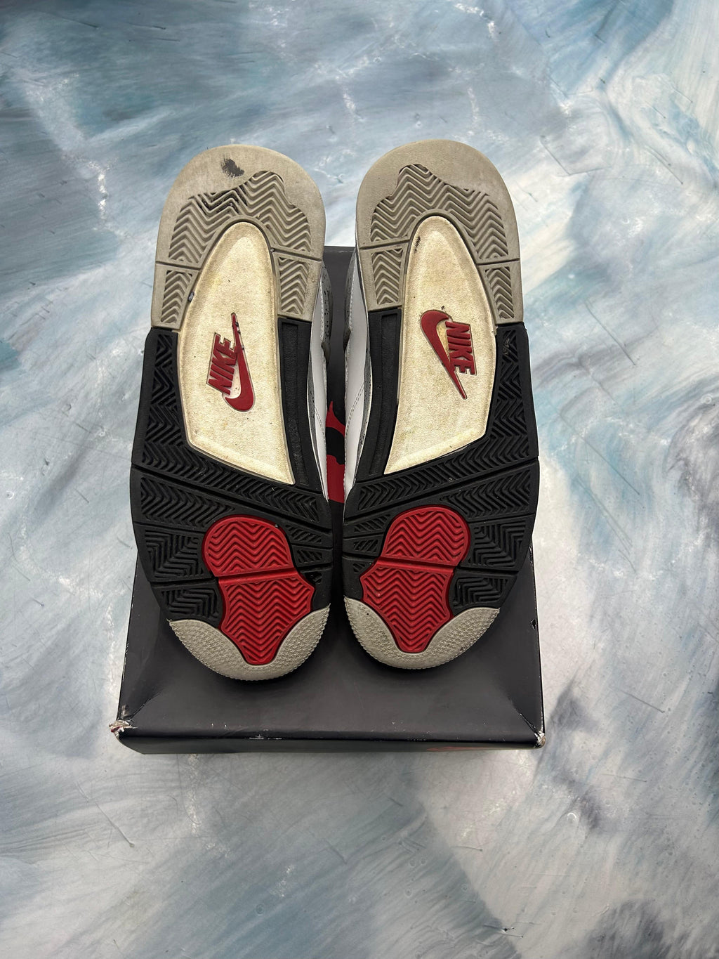 JORDAN 4 RETRO WHITE CEMENT PRE OWNED SIZE 10.5