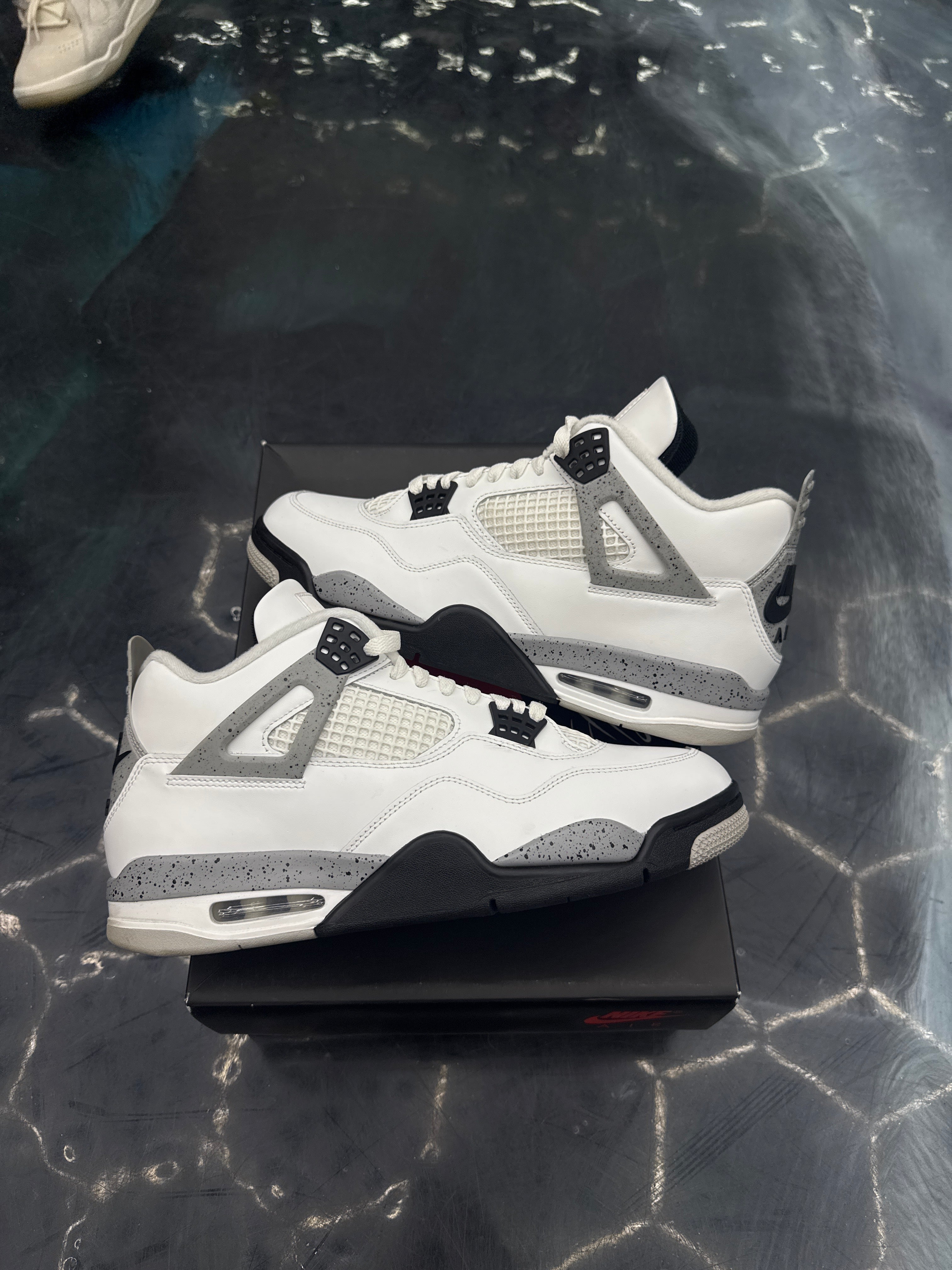 JORDAN 4 RETRO WHITE CEMENT PRE OWNED SIZE 11.5