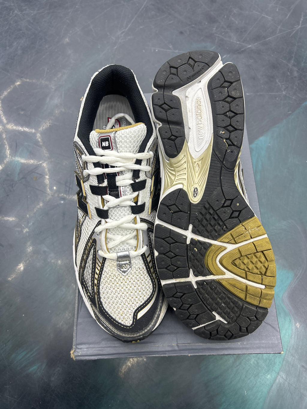 NEW BALANCE 1906R WHITE METALLIC GOLD PREOWNED SIZE 9.5