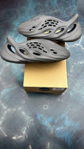ADIDAS YEEZY FOAM RNNR PRE OWNED SIZE 9