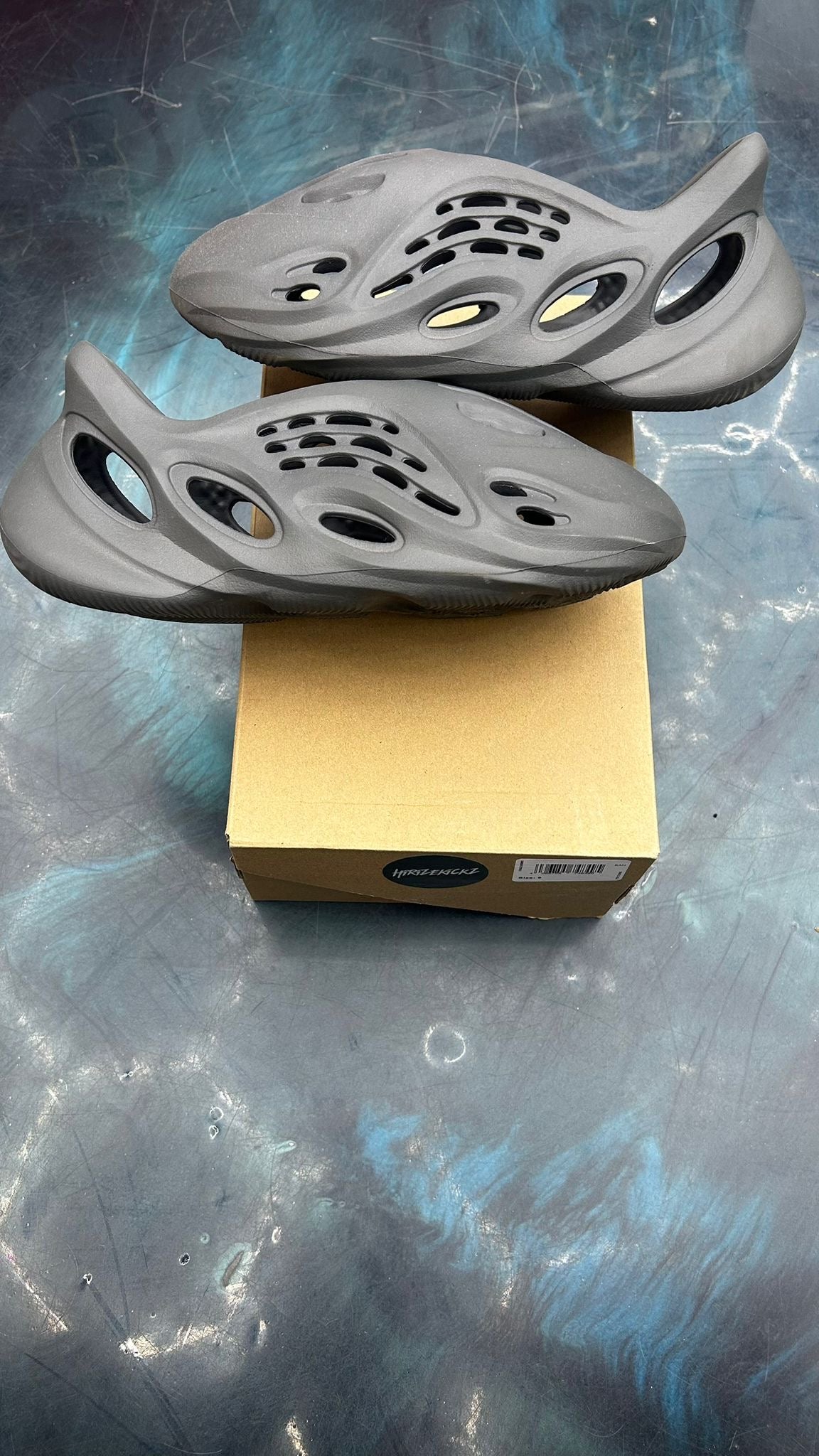 ADIDAS YEEZY FOAM RNNR PRE OWNED SIZE 9