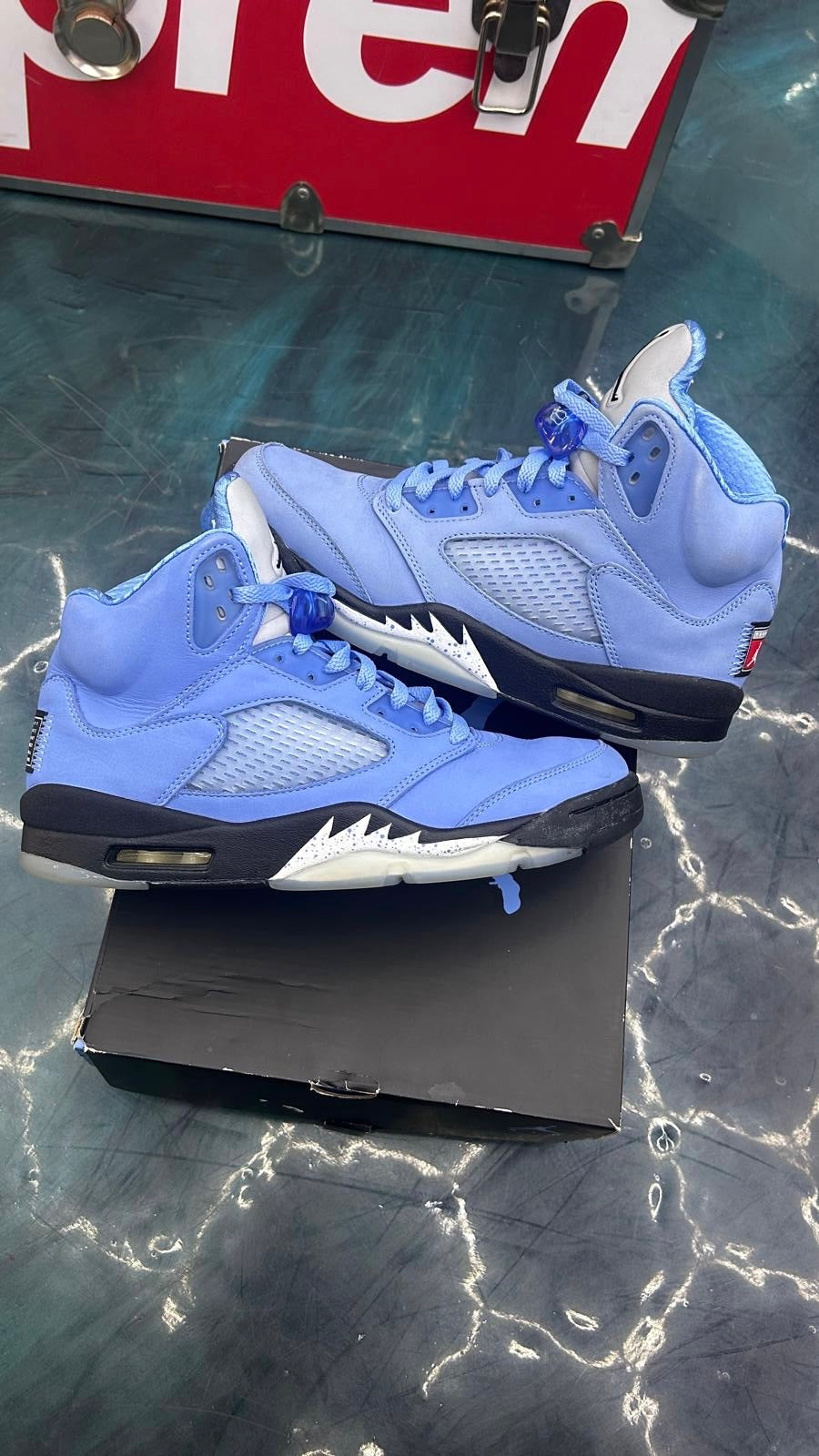 JORDAN 5 RETRO UNC UNIVERSITY BLUE PRE OWNED SIZE 9.5