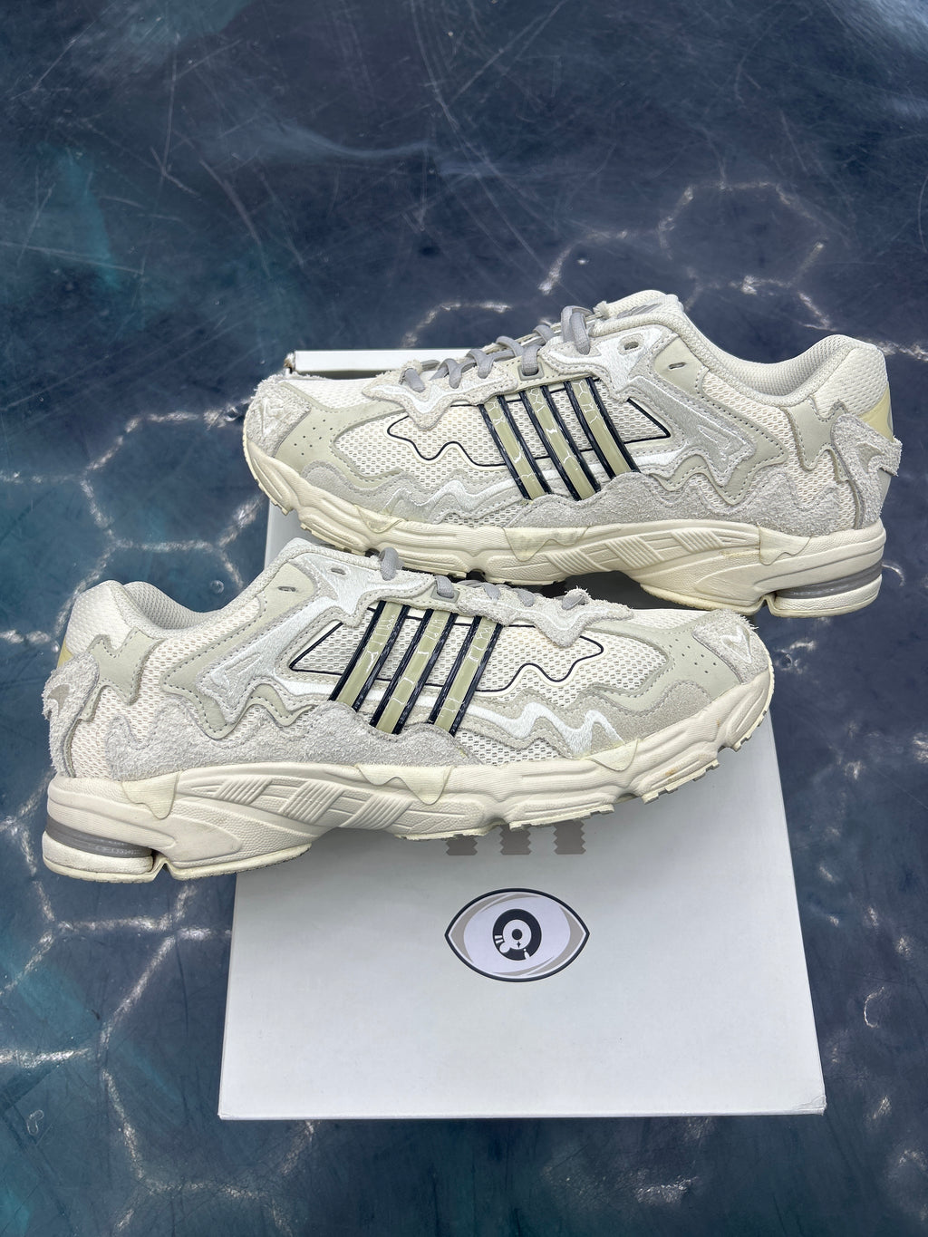 ADIDAS RESPONSE CL BAD BUNNY WONDER WHITE PREOWNED SIZE 11