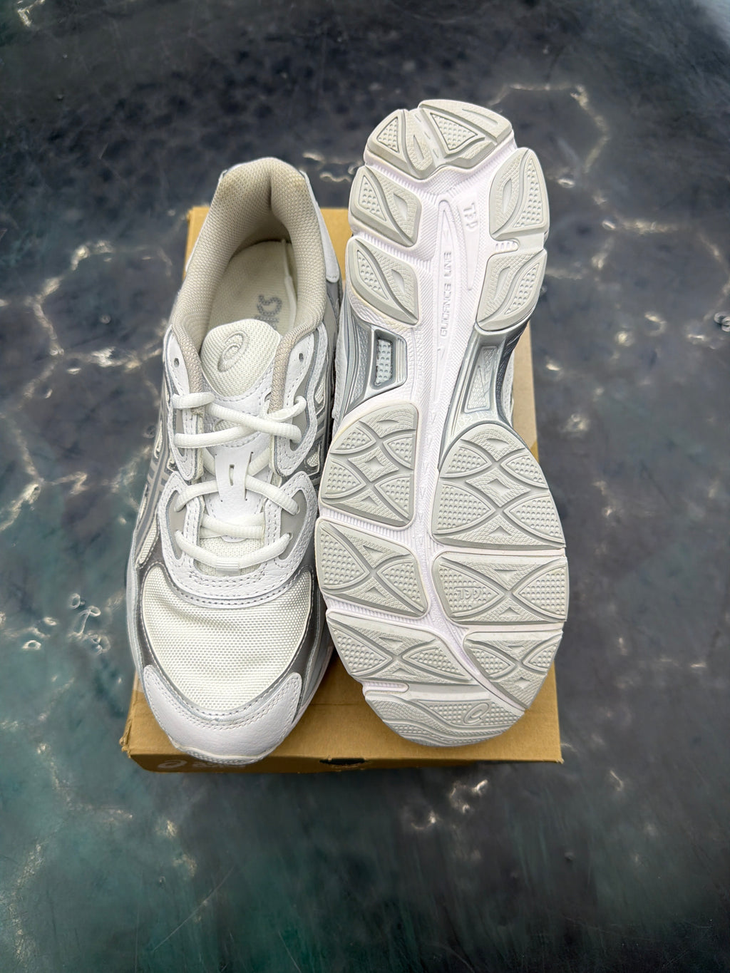 ASICS GEL-NYC WHITE OYSTER GREY PRE OWNED SIZE 8.5