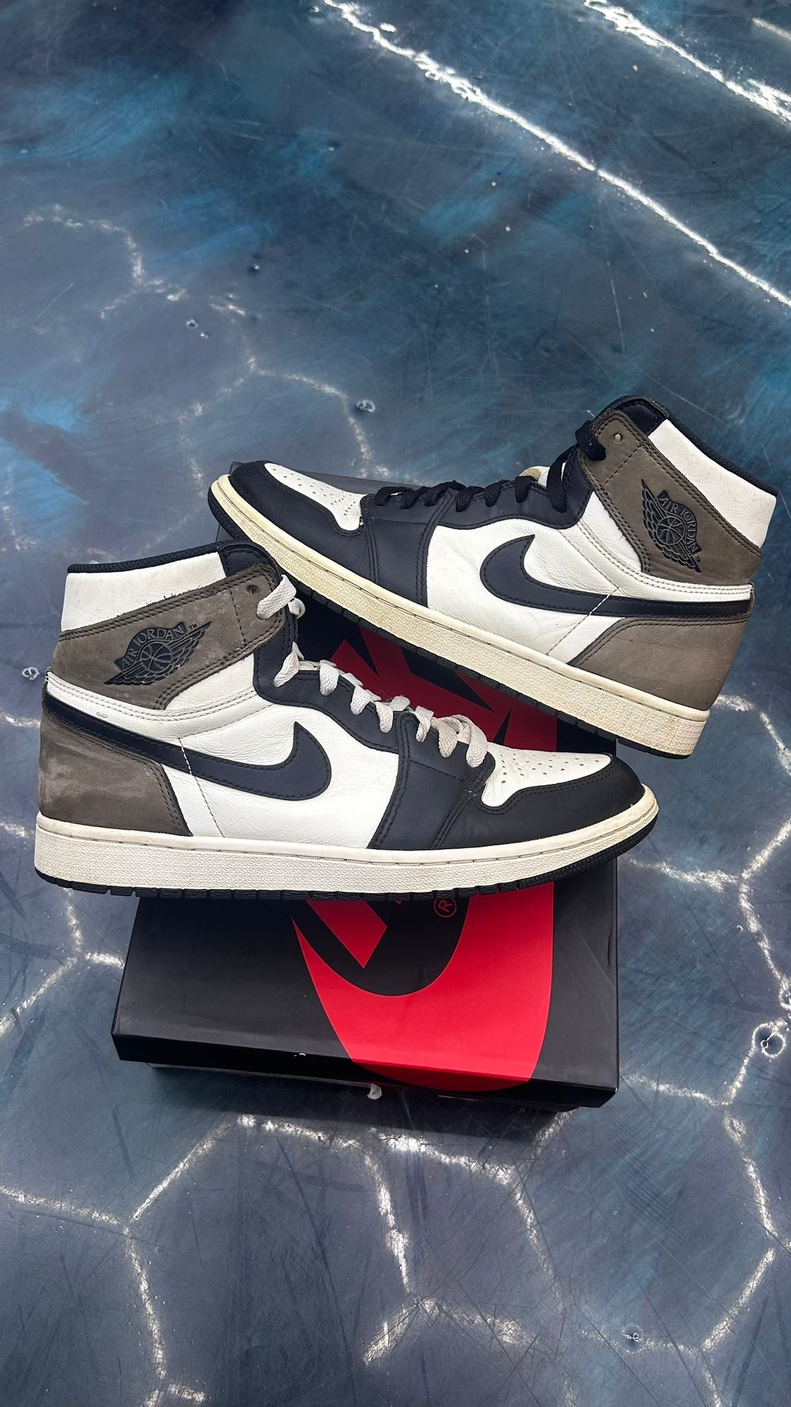 JORDAN 1 RETRO HIGH DARK MOCHA PRE OWNED SIZE 10