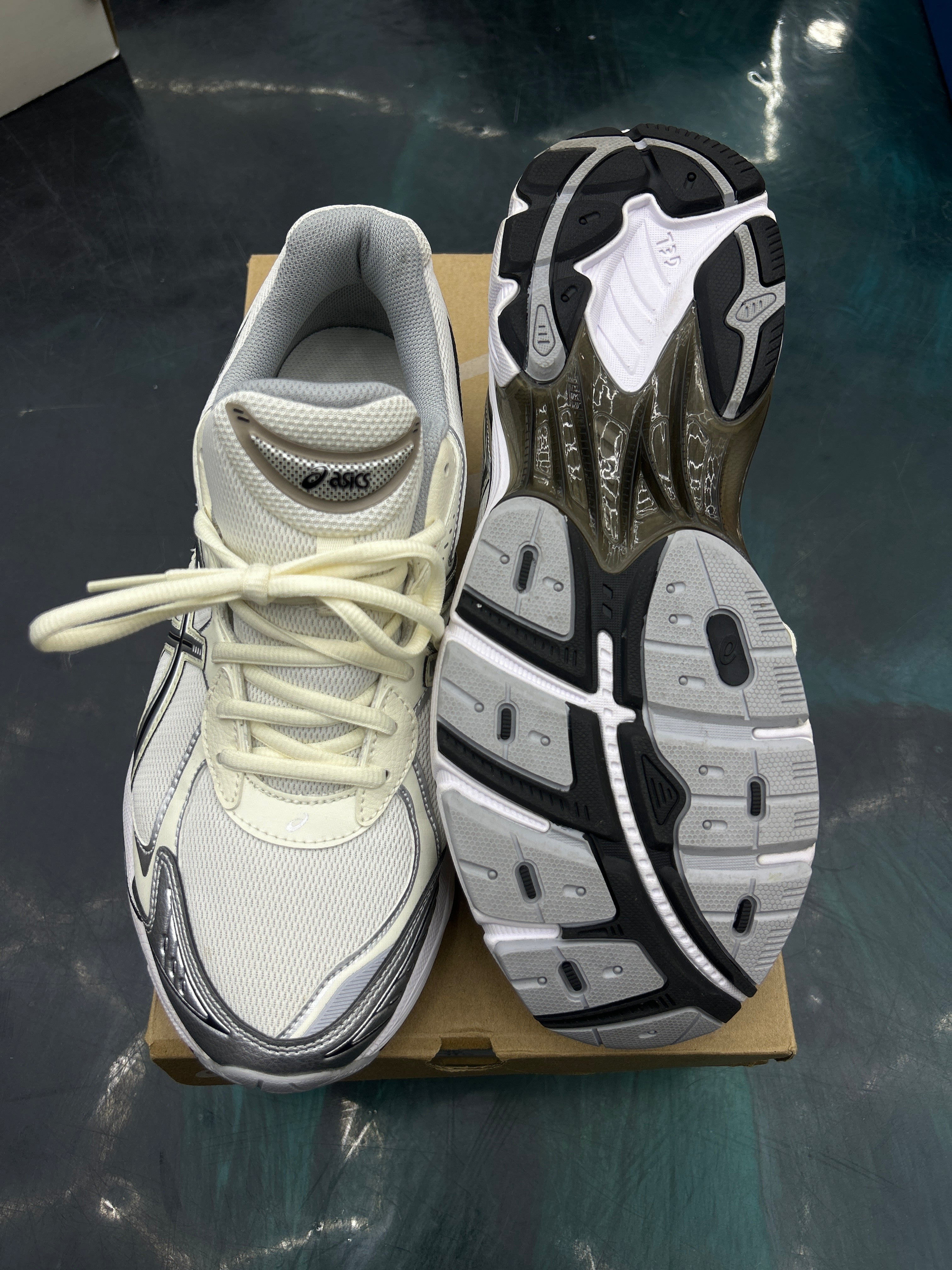 ASIC GT-2160 CREAM GREIGE PRE OWNED SIZE 10