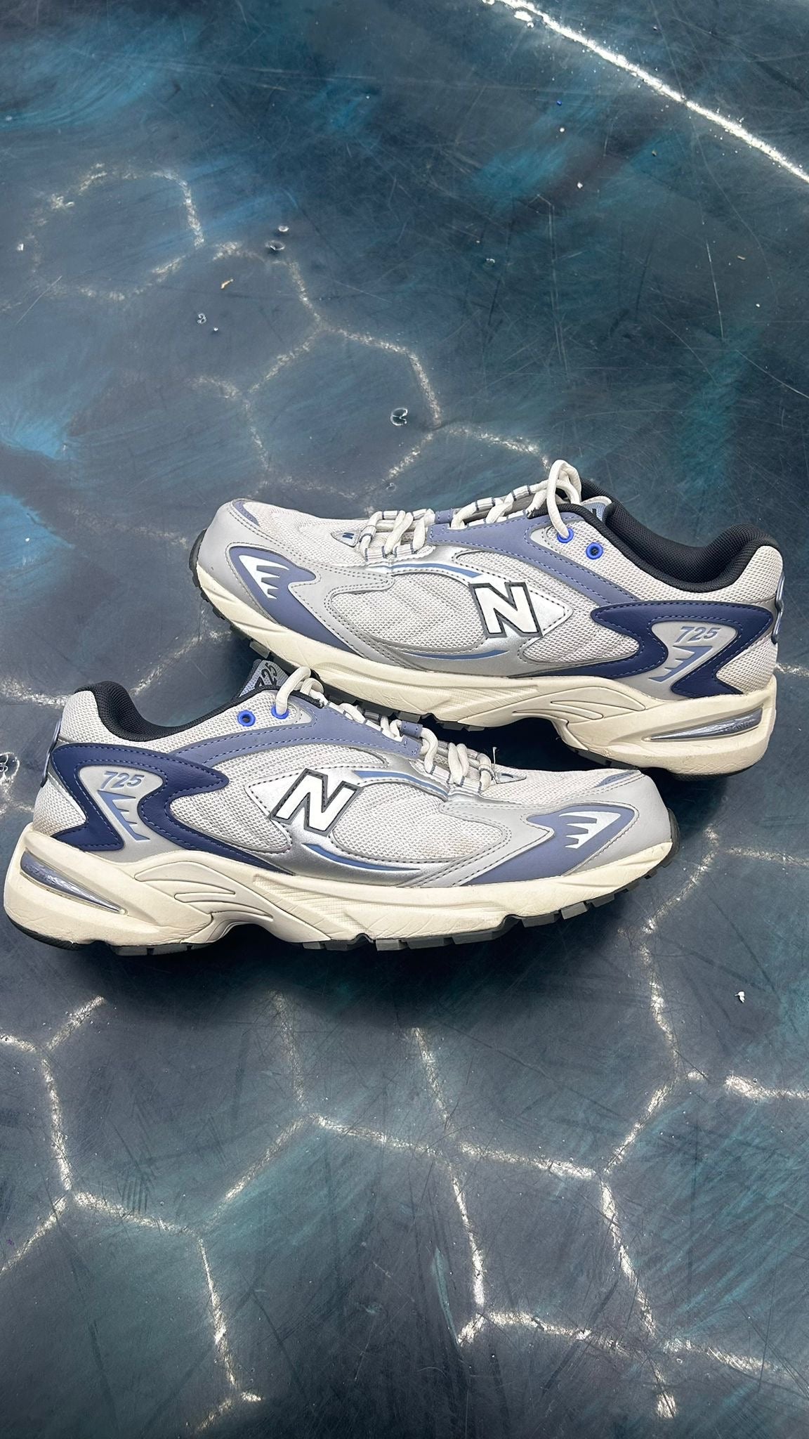 NEW BALANCE 725 PRE OWNED SIZE 12 NO BOX