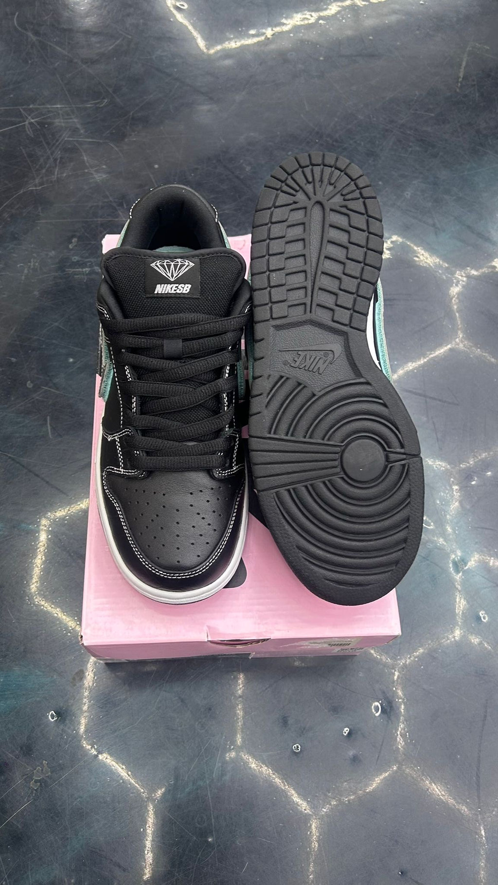 NIKE SB DUNK LOW DIAMOND SUPPLY CO. BLACK DIAMOND PRE OWNED SIZE 8