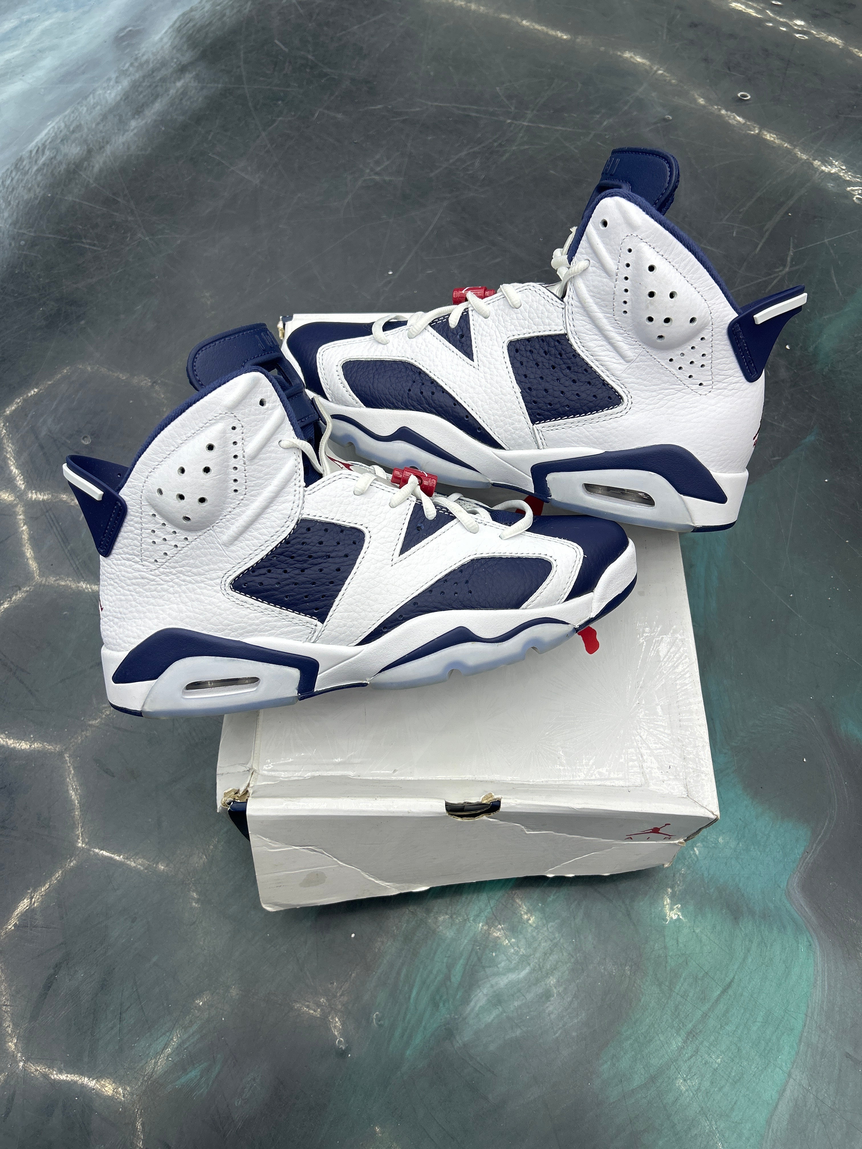 JORDAN 6 RETRO OLYMPIC PRE OWNED SIZE 9.5