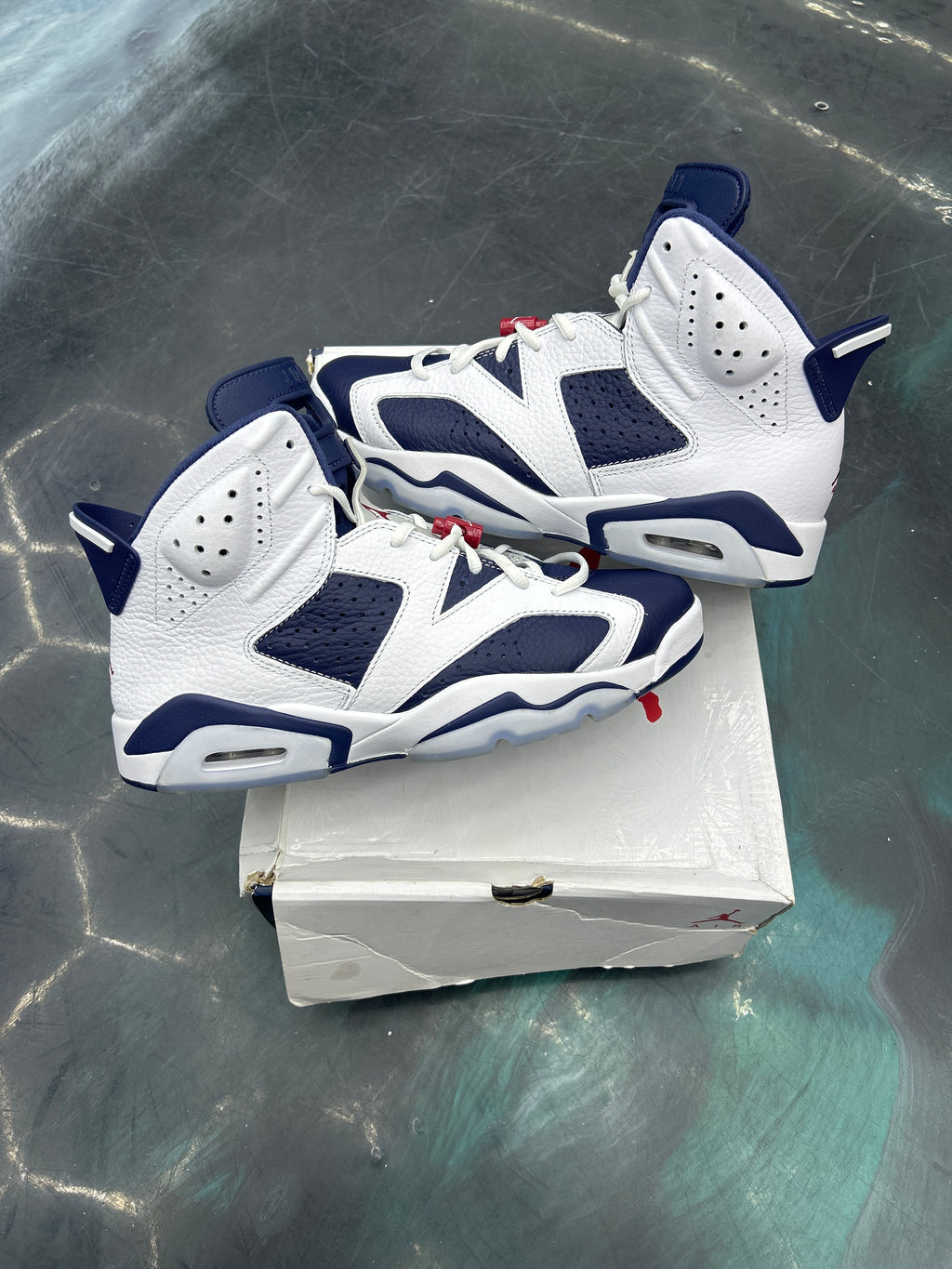JORDAN 6 RETRO OLYMPIC PRE OWNED SIZE 9.5