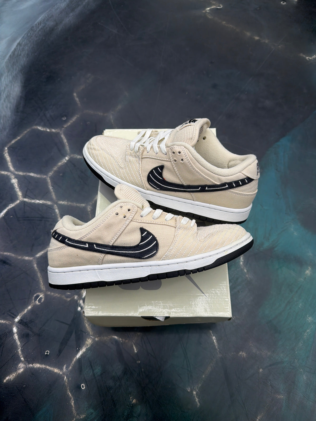 NIKE SB DUNK LOW ALBINO & PRETO PRE OWNED SIZE 7.5