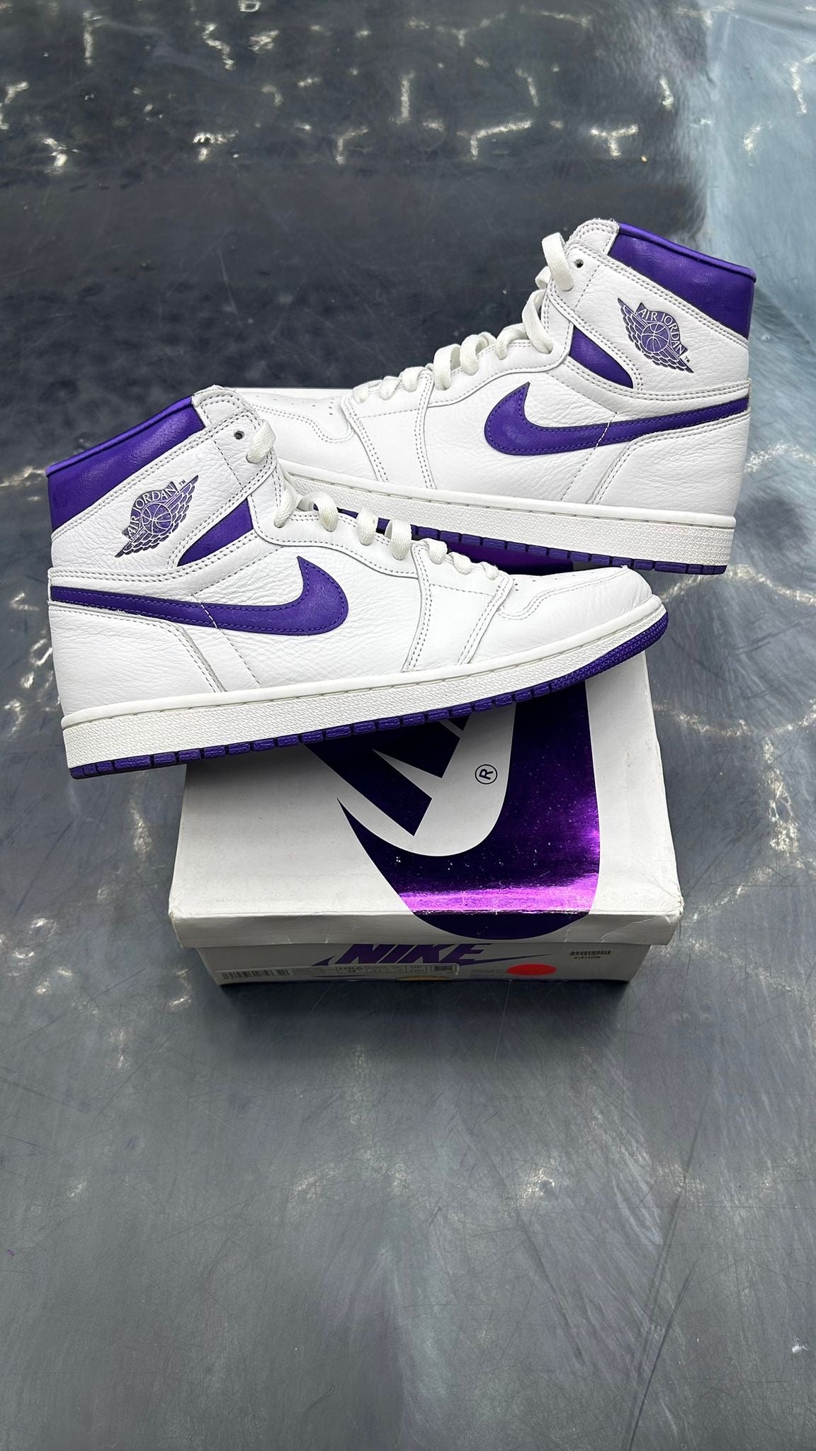 JORDAN 1 RETRO HIGH COURT PURPLE PRE OWNED SIZE 9.5