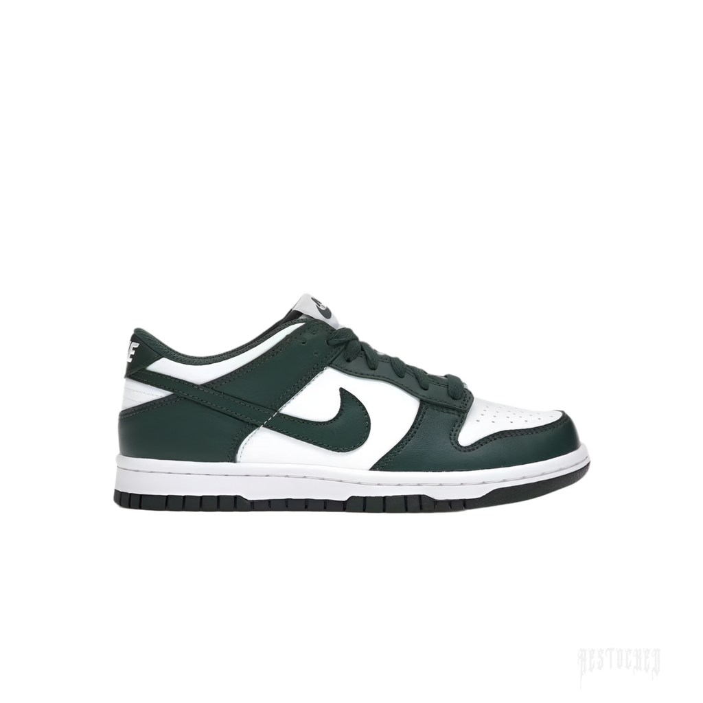 NIKE DUNK LOW MICHIGAN STATE (GS) sneaker with a two-tone green and white leather upper, white Nike swoosh, and black sole.