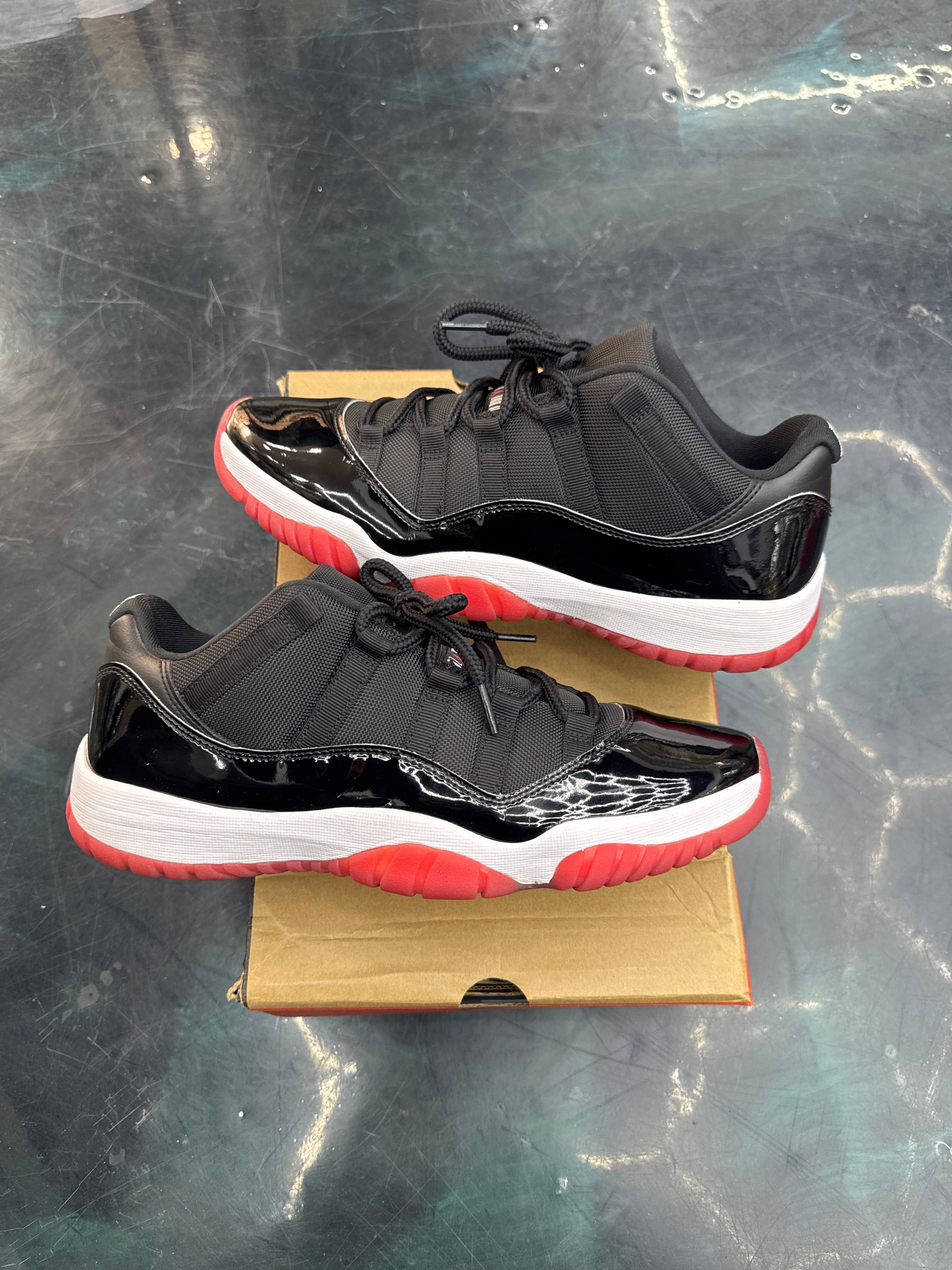 JORDAN 11 RETRO LOW BRED PRE OWNED SIZE 11