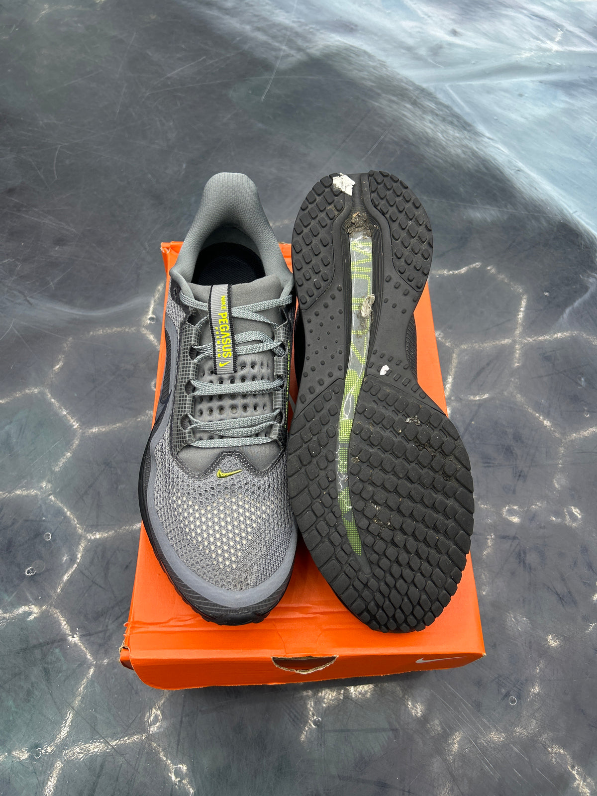 NIKE AIR ZOOM PEGASUS PREMIUM SMOKE GREY VOLT PRE OWNED SIZE 11