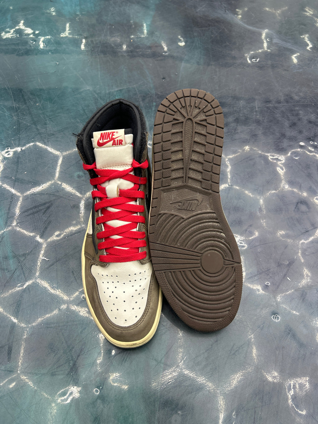JORDAN 1 RETRO TRAVIS SCOTT MOCHA PRE OWNED SIZE 9.5 NO BOX