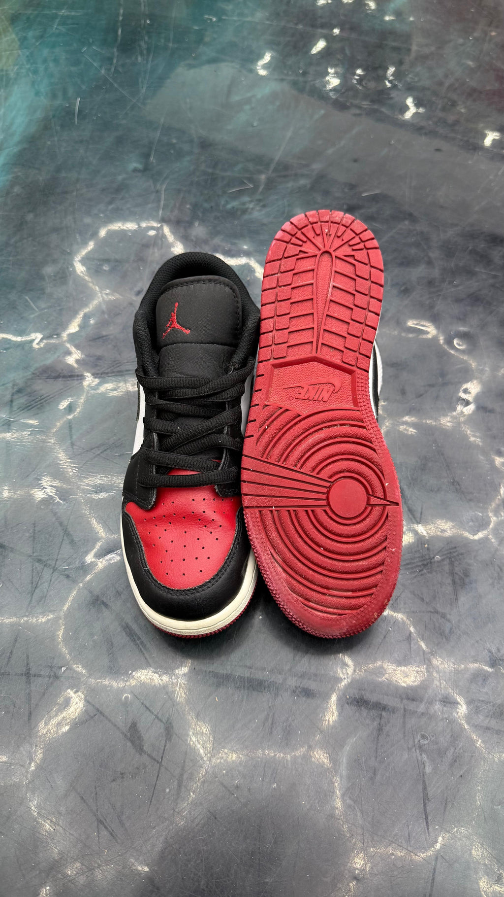 JORDAN 1 LOW BRED TOE PRE OWNED SIZE 6Y NO BOX