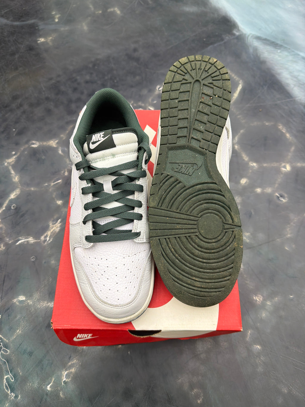 NIKE DUNK LOW RETRO SE PHOTOM DUST VINTAGE GREEN PRE OWNED SIZE 10.5