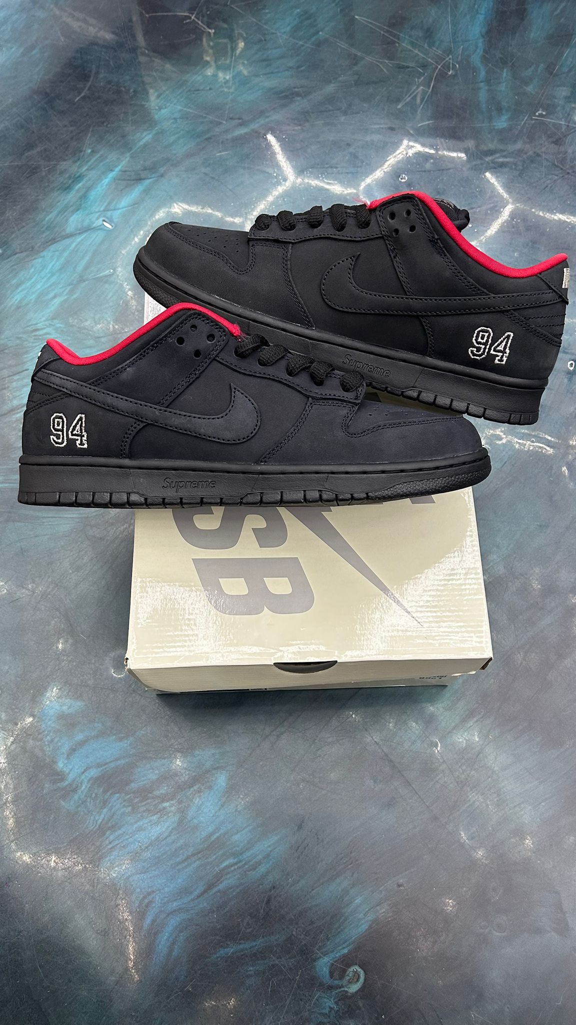 NIKE SB DUNK LOW SUPEME 94 BLACK PRE OWNED SIZE 9.5
