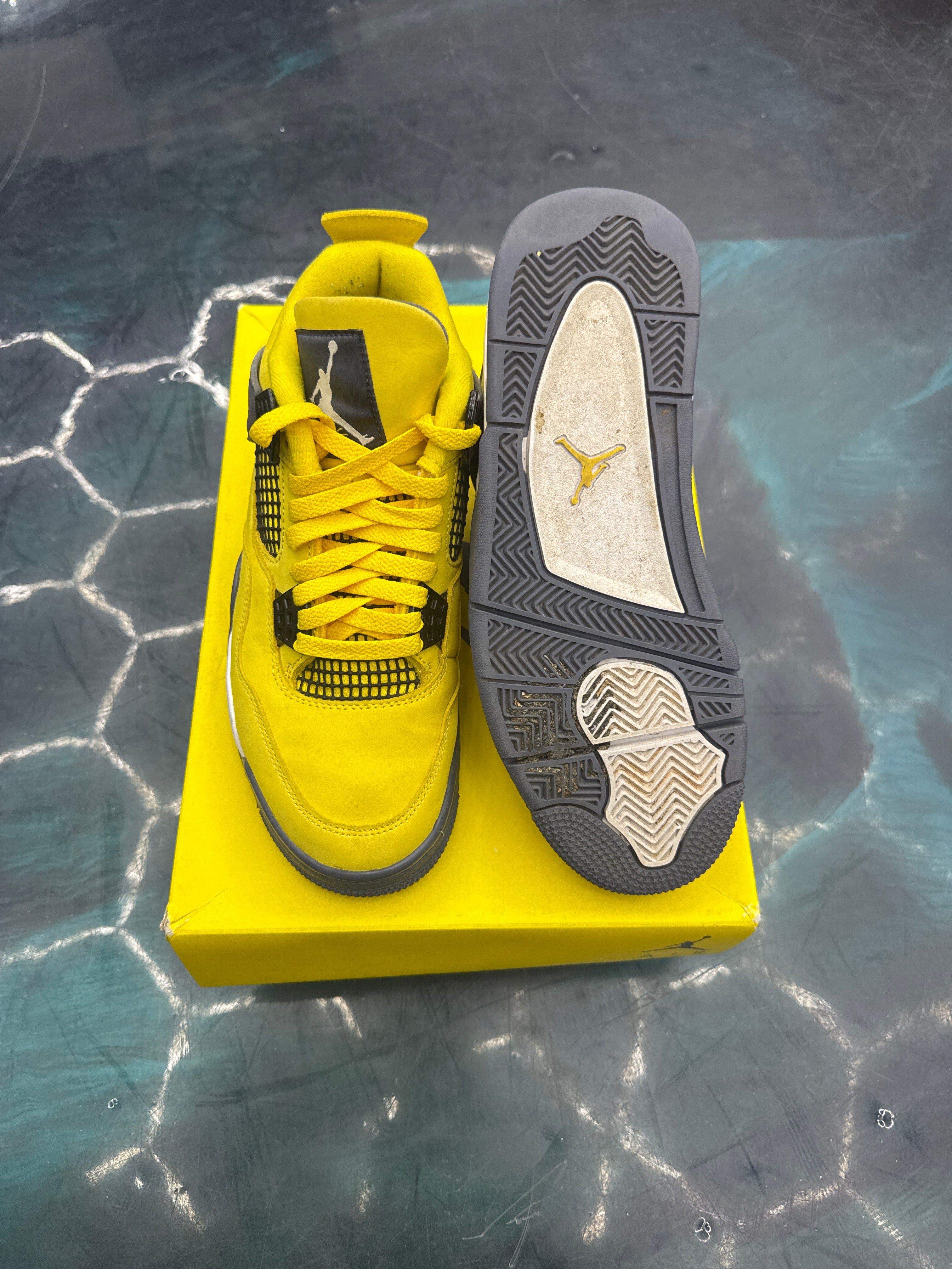 JORDAN 4 RETRO LIGHTNING PRE OWNED SIZE 8