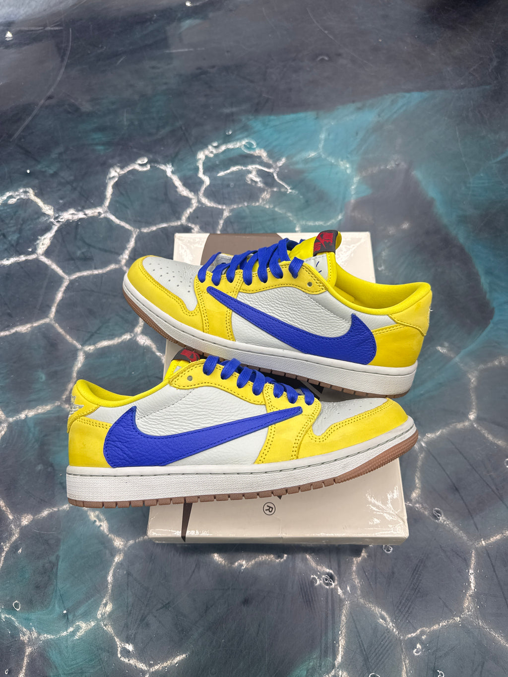JORDAN 1 RETRO LOW OG SP TRAVIS SCOTT CANARY (WOMENS) PRE OWNED SIZE 9W // 7.5M