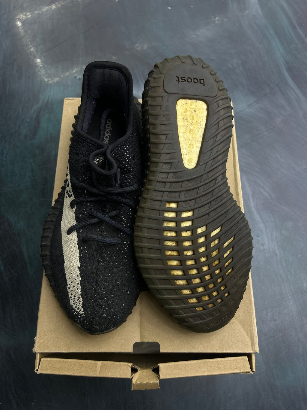YEEZY BOOST 350 V2 CORE BLACK WHITE SIZE 8 PRE OWNED