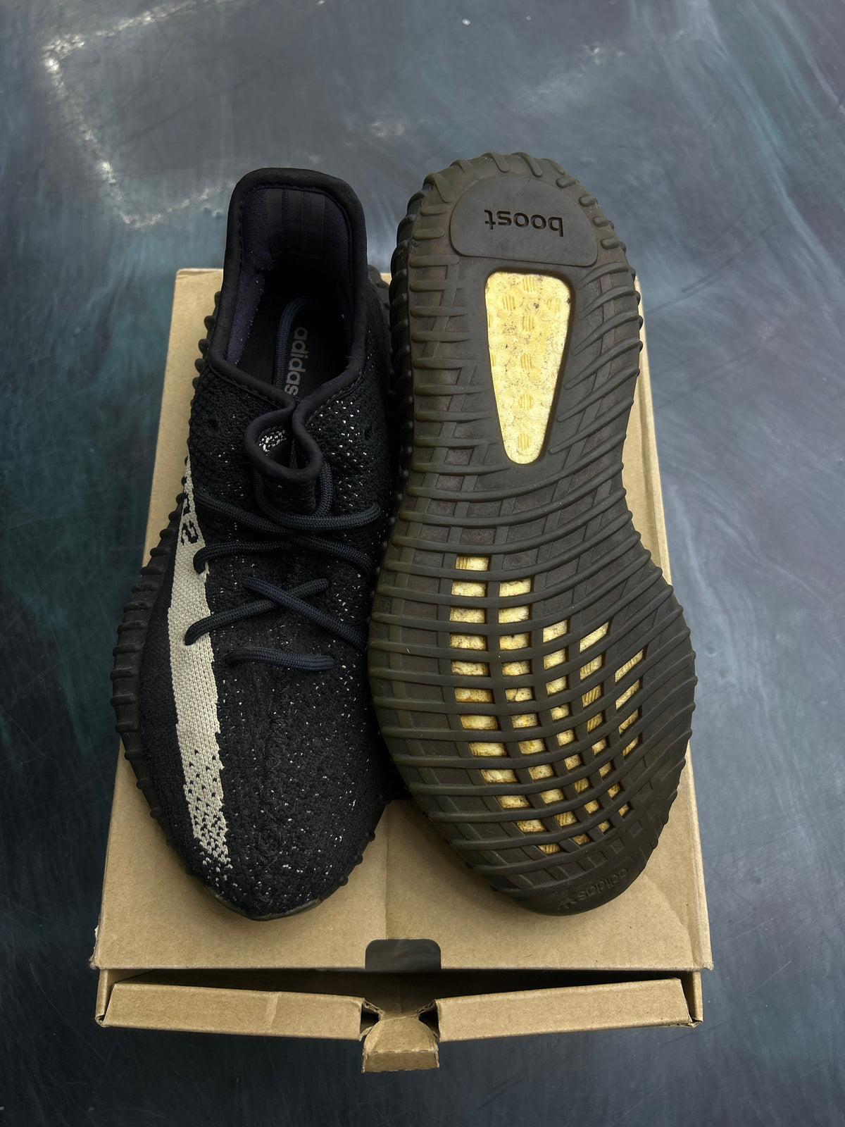 YEEZY BOOST 350 V2 CORE BLACK WHITE SIZE 8 PRE OWNED