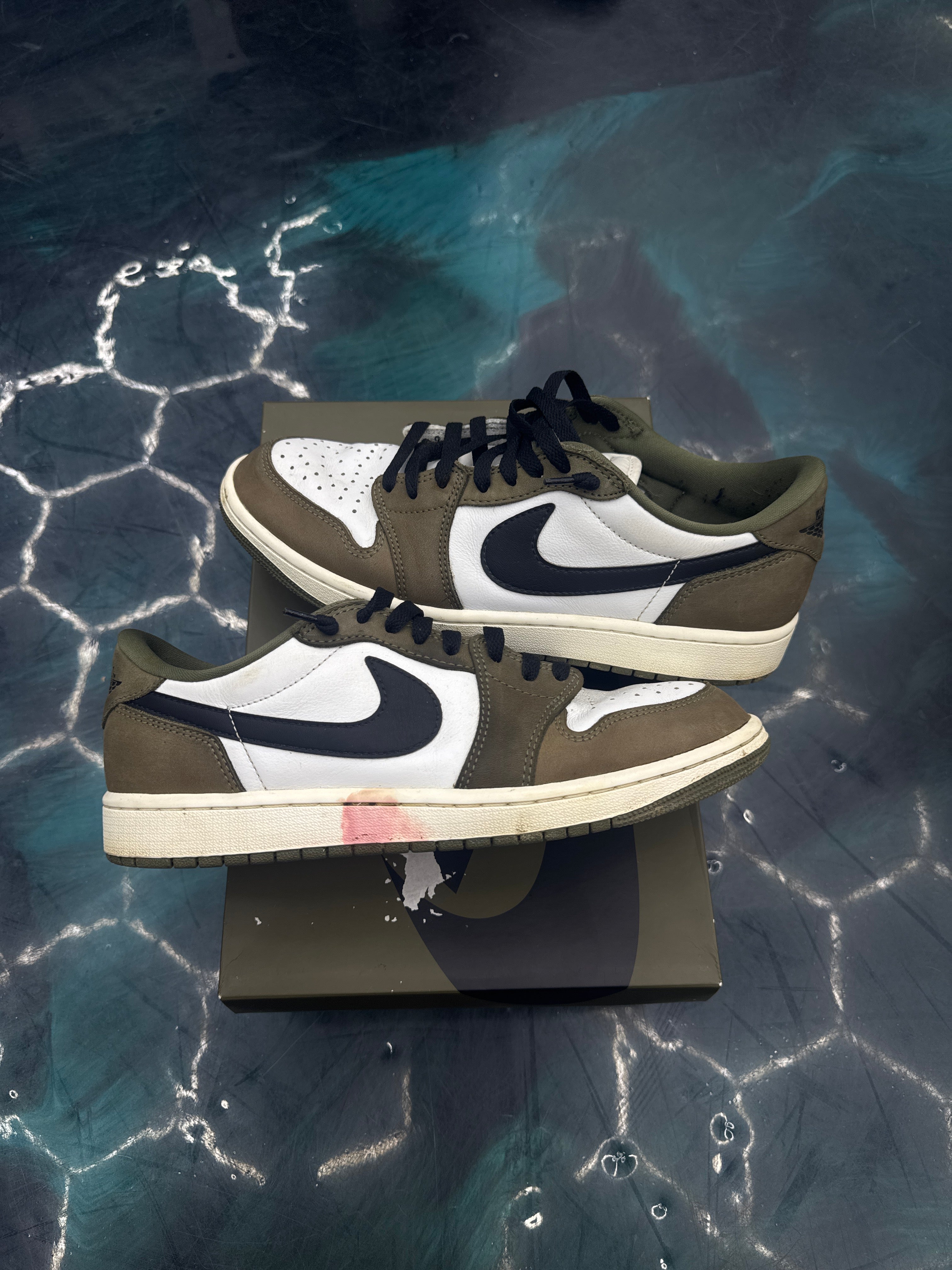JORDAN 1 RETRO LOW MEDIUM OLIVE PRE OWNED SIZE 9.5