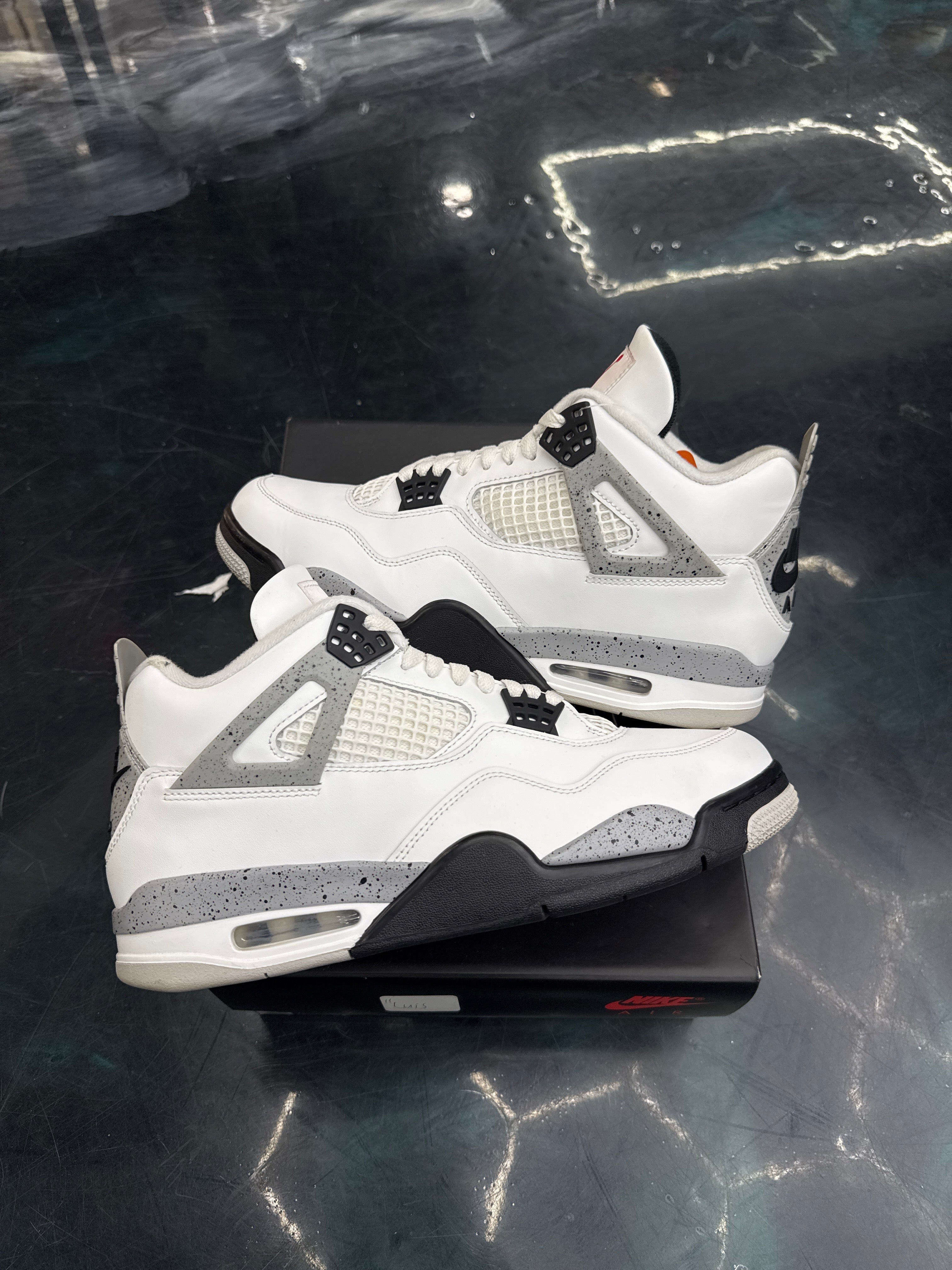 JORDAN 4 RETRO WHITE CEMENT PRE OWNED SIZE 11