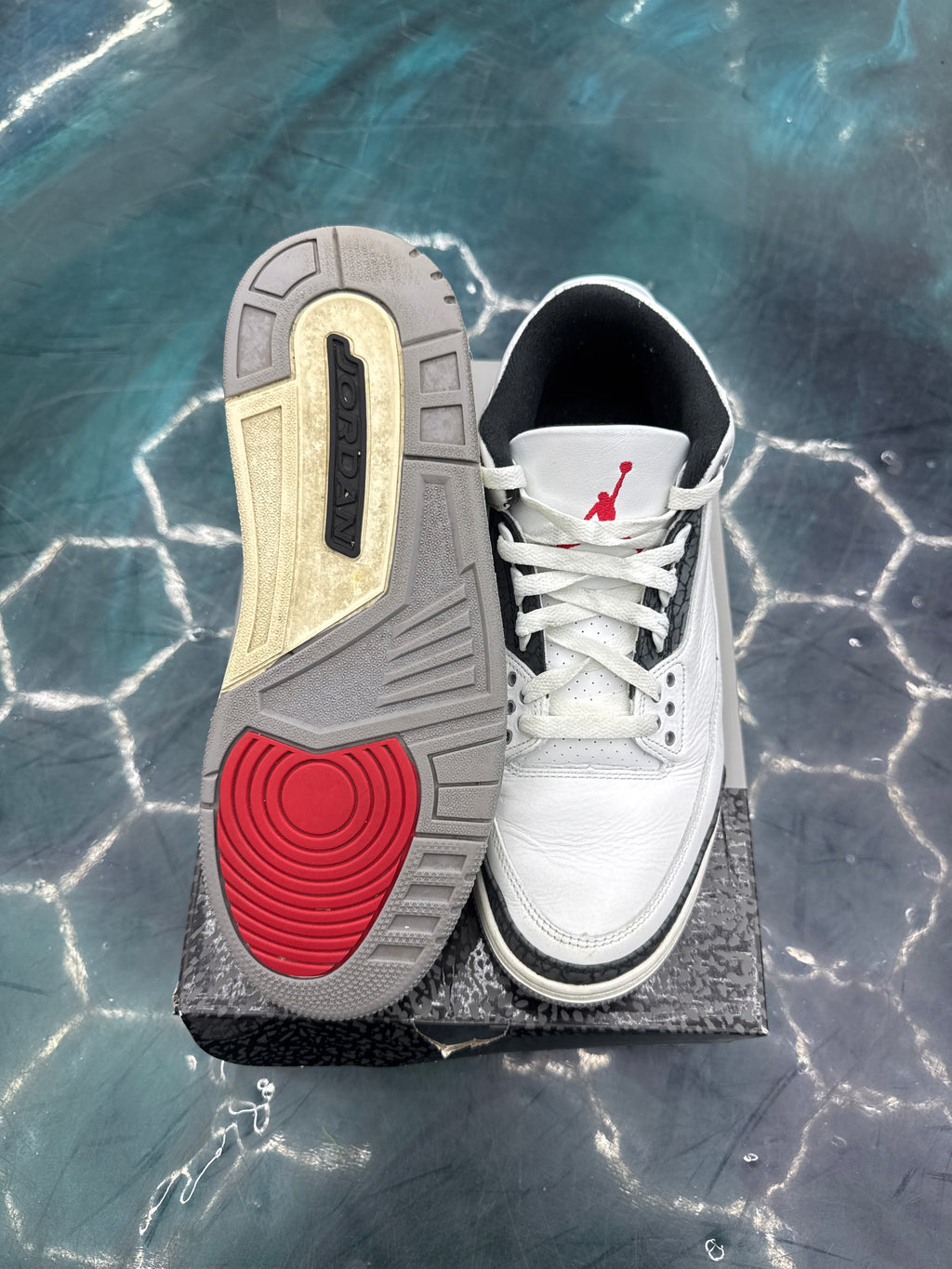JORDAN 3 RETRO CEMENT GREY PRE OWNED SIZE 9.5