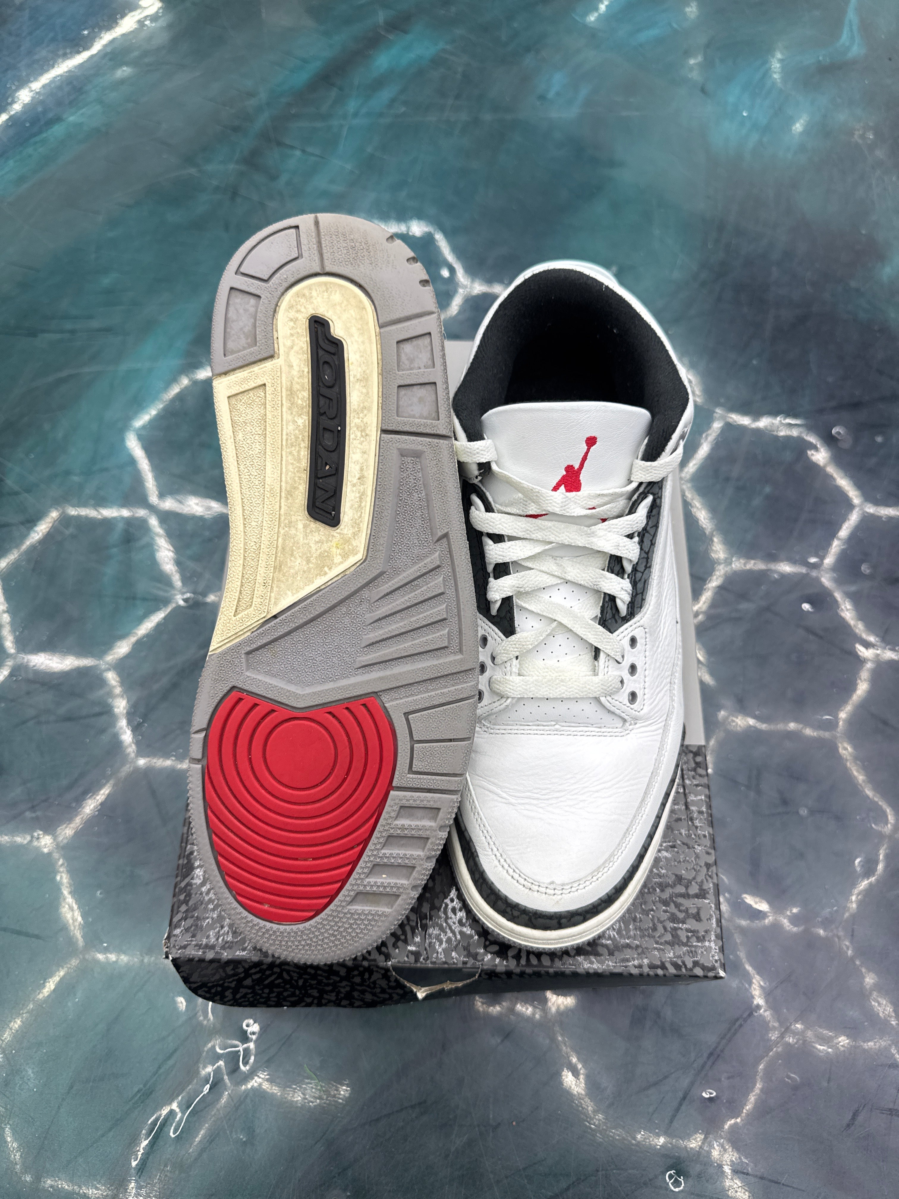 JORDAN 3 RETRO CEMENT GREY PRE OWNED SIZE 9.5