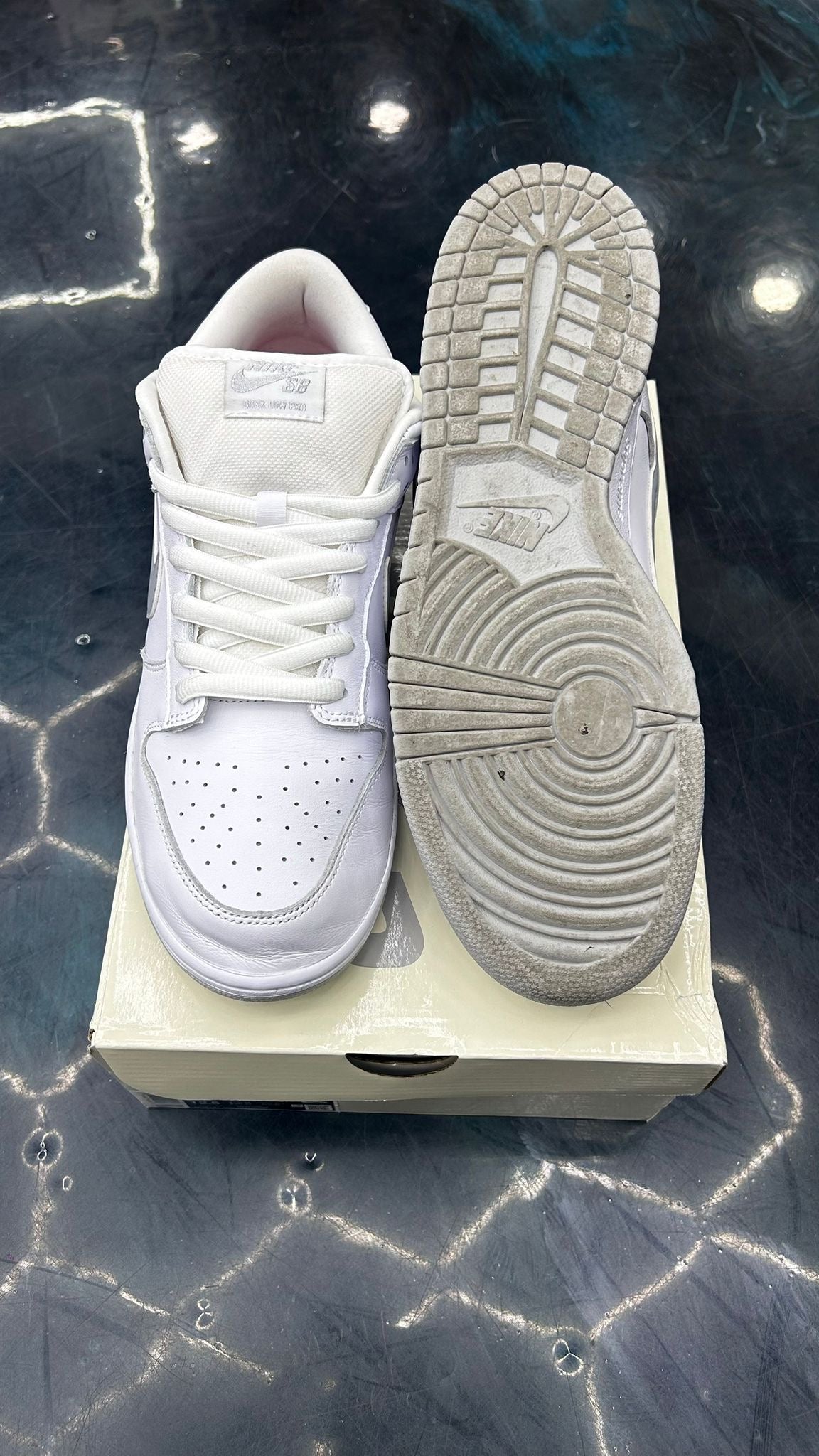 NIKE SB DUNK Low SUPREME 94 SUPREME WHITE METALLIC SILVER PRE OWNED SIZE 11