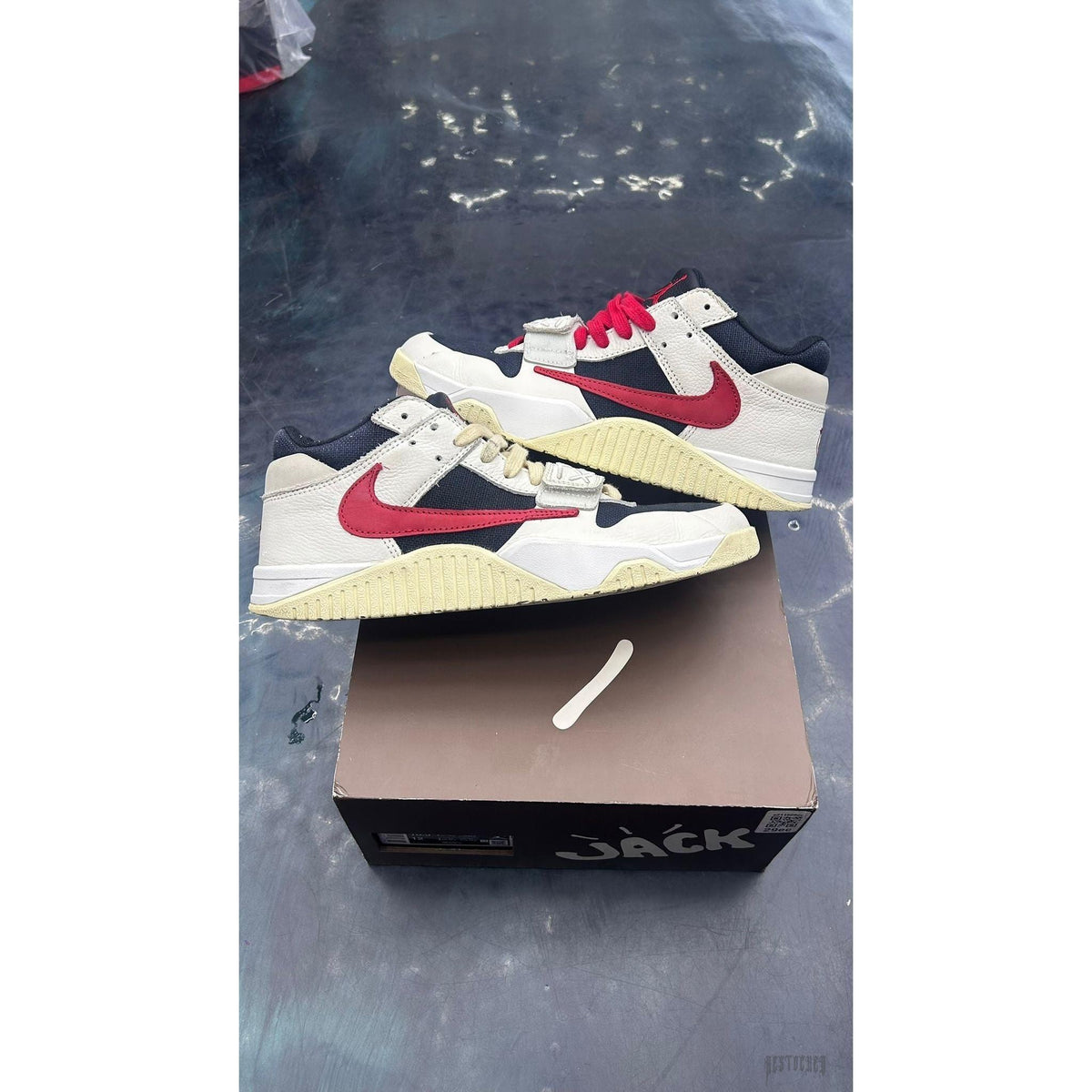 JORDAN JUMPMAN JACK TR TRAVIS SCOTT UNIVERSITY RED PRE OWNED SIZE 10.5