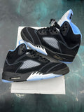 JORDAN 5 RETRO BLACK UNIVERSITY BLUE PRE OWNED SIZE 9.5
