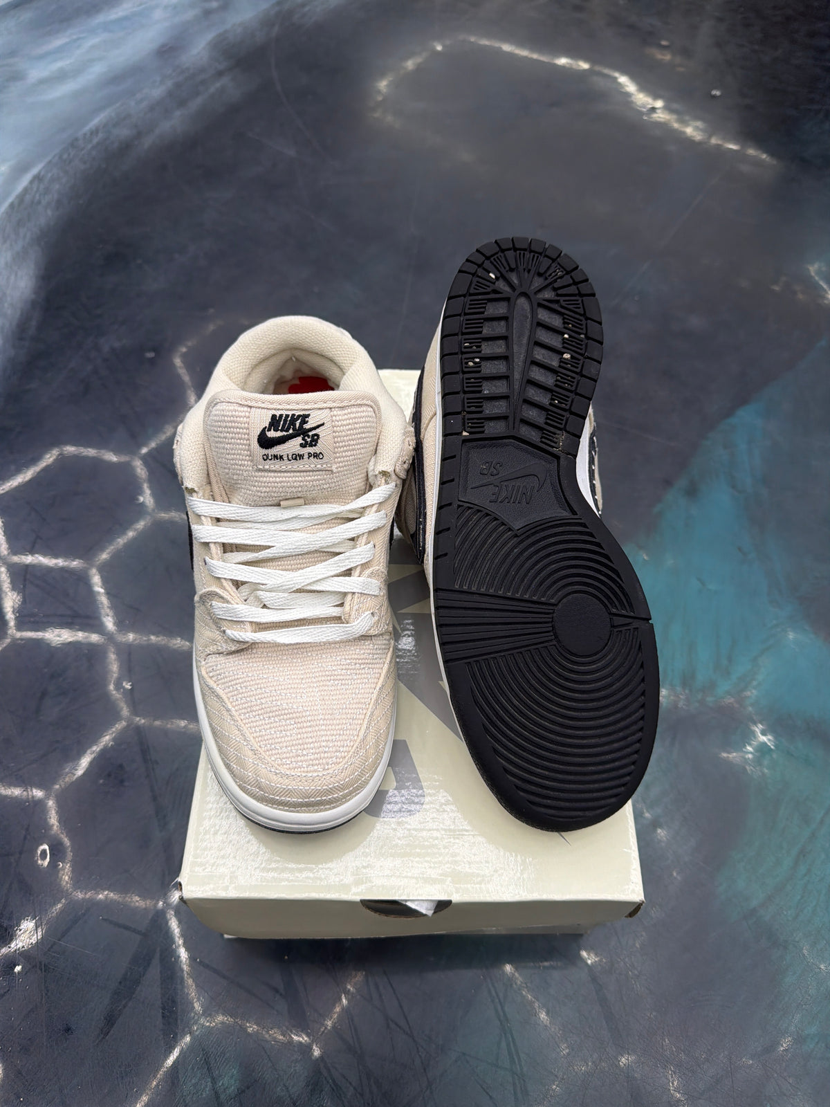 NIKE SB DUNK LOW ALBINO & PRETO PRE OWNED SIZE 7.5
