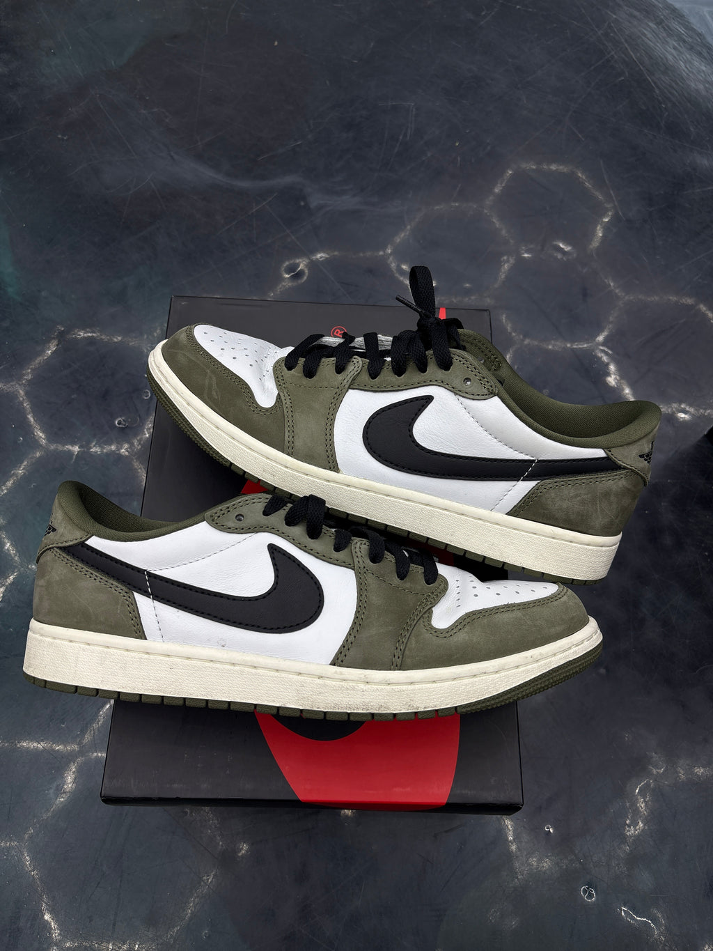 JORDAN 1 RETRO LOW PG MEDUIM OLIVE PS PRE OWNED SIZE 9.5