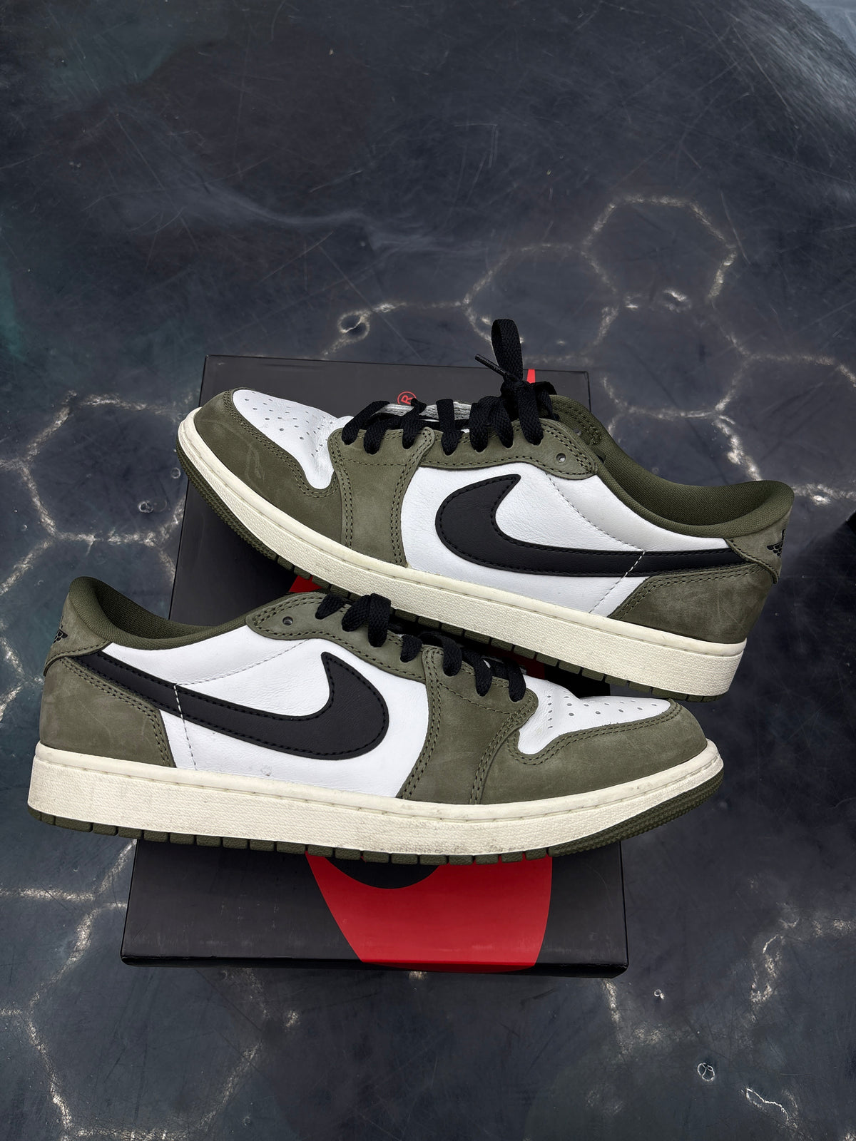 JORDAN 1 RETRO LOW PG MEDUIM OLIVE PS PRE OWNED SIZE 9.5