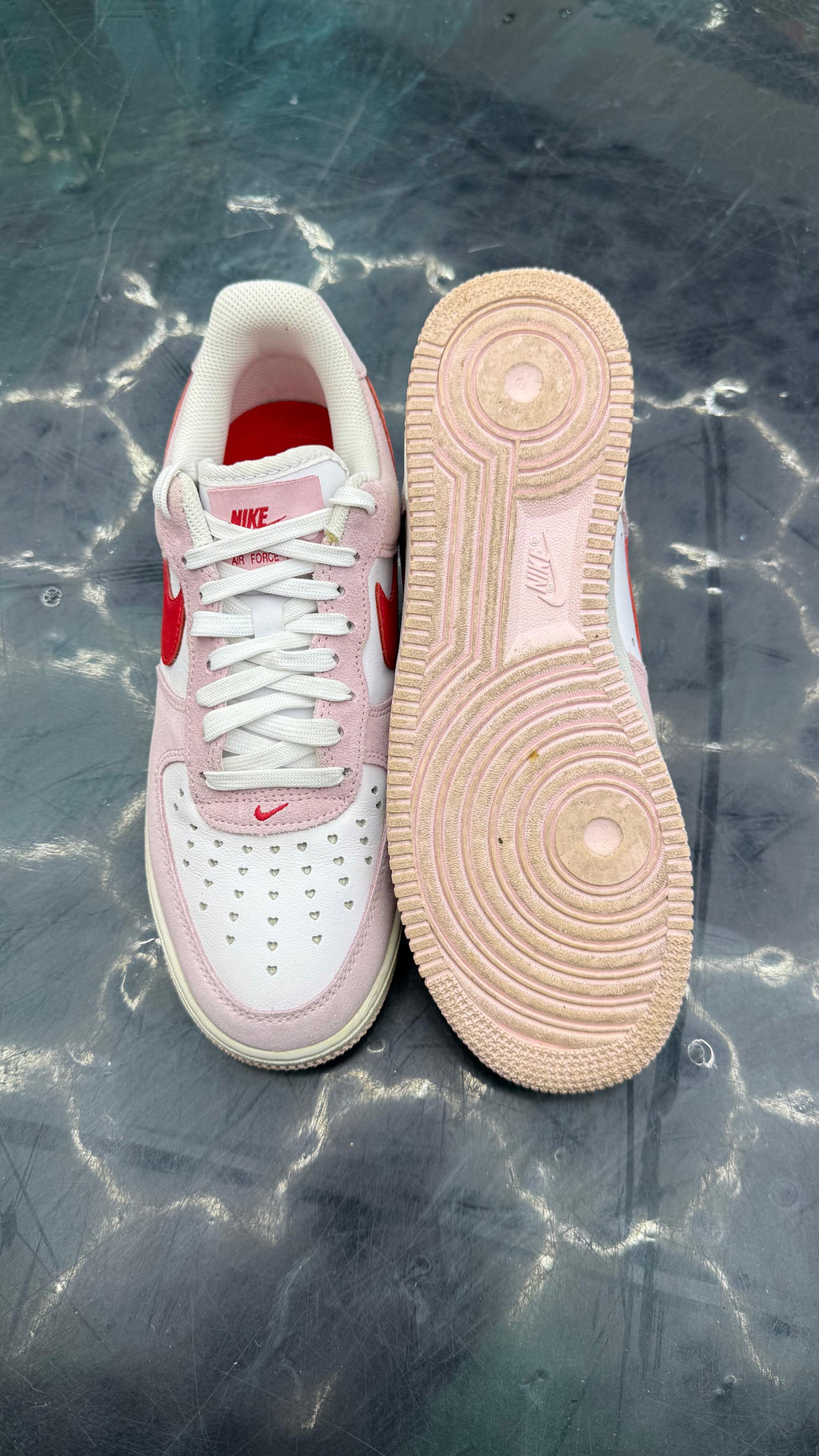 NIKE AIR FORCE 1 LOW VALENTINES LOVE LETTER PRE OWNED SIZE 8 NO BOX