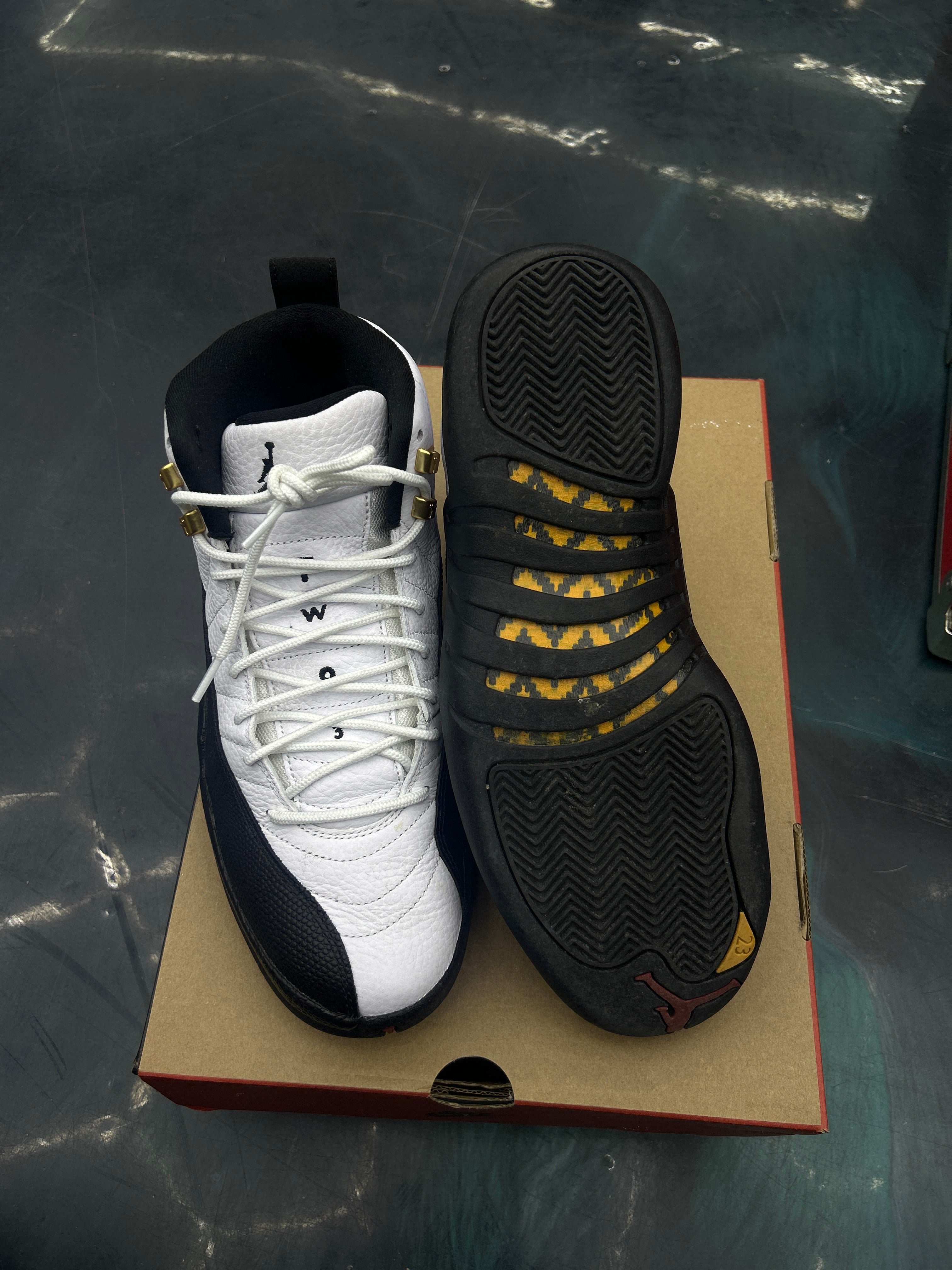 JORDAN 12 RETRO TAXI SIZE 10 PRE OWNED