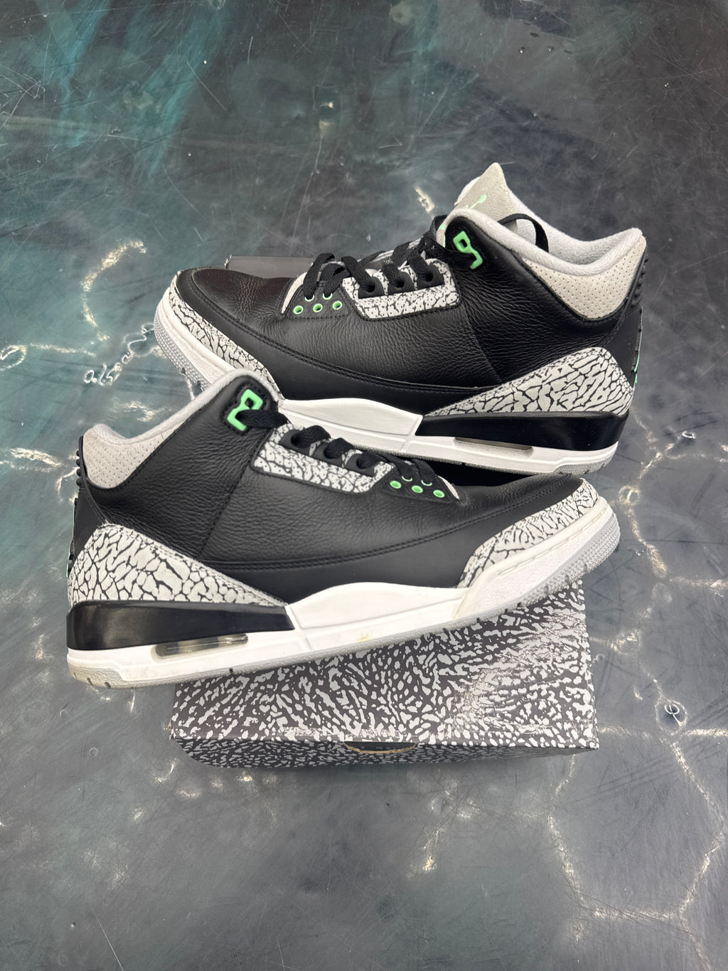 JORDAN 3 RETRO GREEN GLOW PRE OWNED SIZE 10