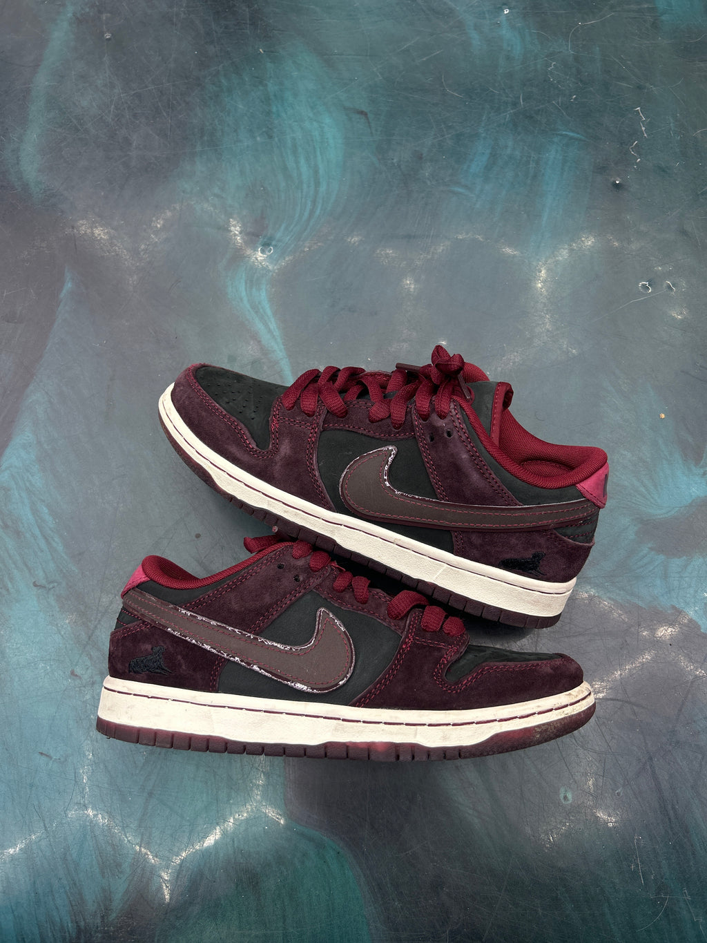 NIKE SB DUNK LOW RIOT SKATESHOP PRE OWNED SIZE 4 NO BOX