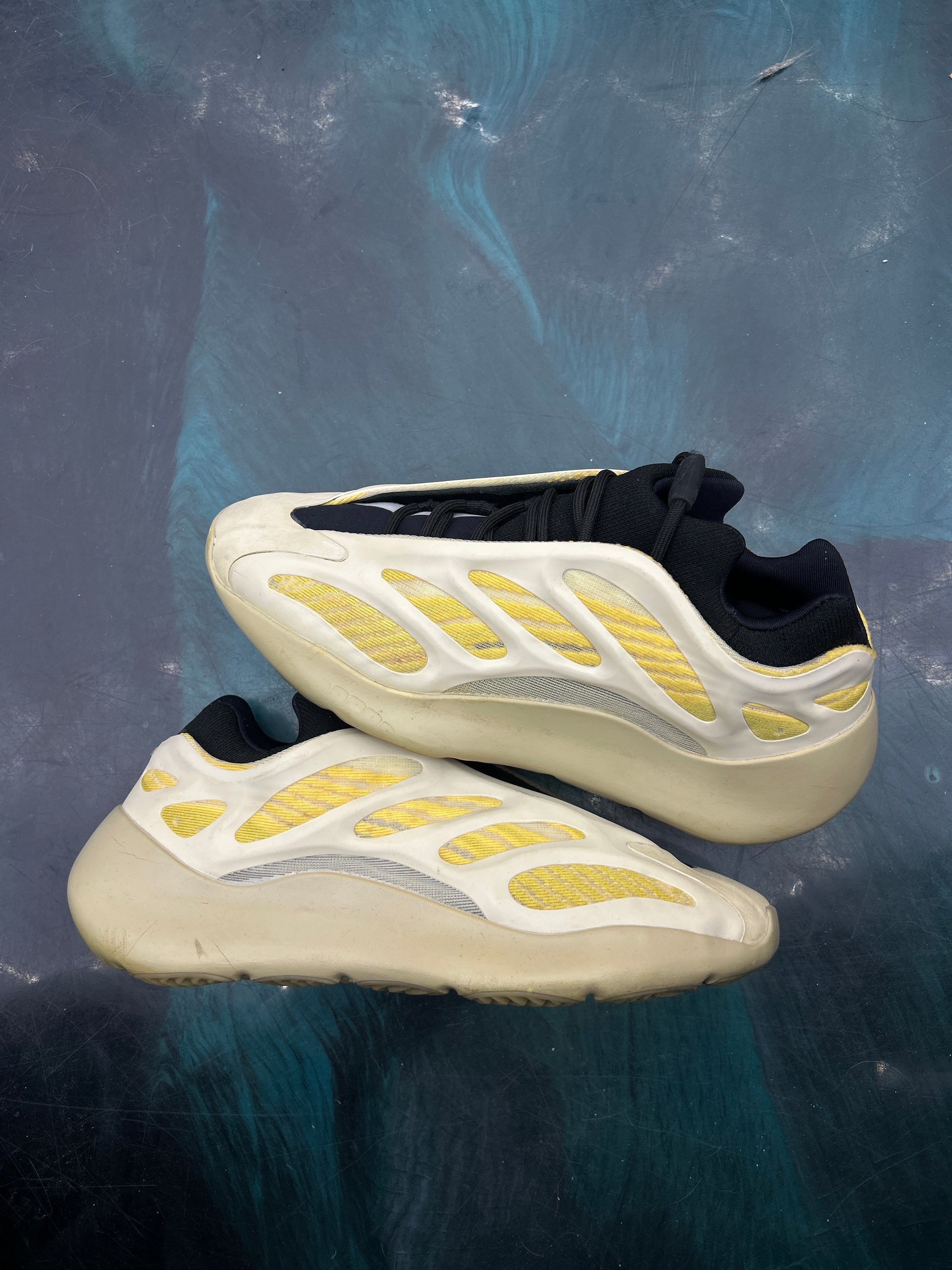 ADIDAS YEEZY 700 V3 SAFFLOWER PRE OWNED SIZE 7 NO BOX