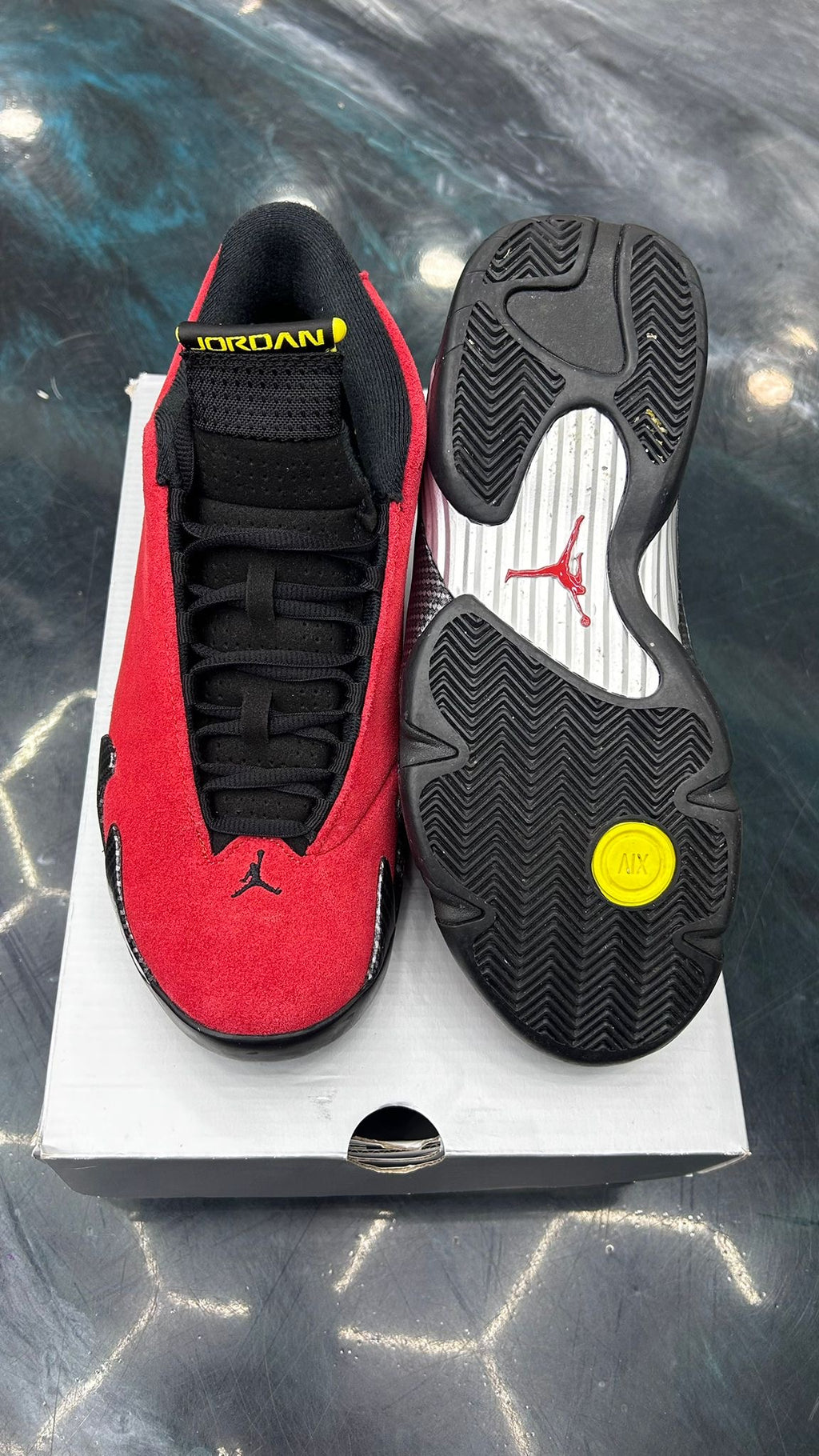 JORDAN 14 RETRO FERRARI PRE OWNED SIZE 8.5
