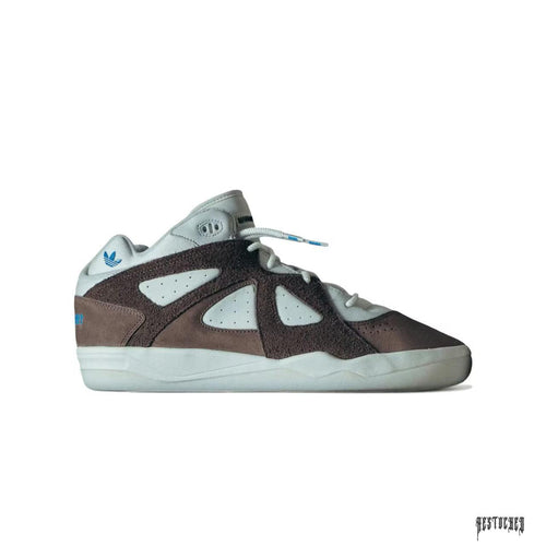 ADIDAS BADBO 1.0 BAD BUNNY BROWN sneaker, brown suede and white leather panels, blue accents, white laces.