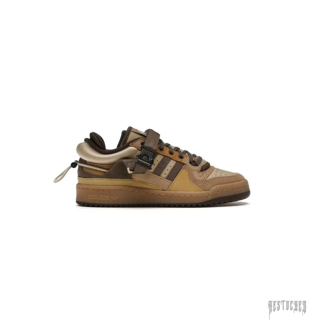 ADIDAS FORUM LOW BAD BUNNY CAFÉ sneaker, brown and beige tones, with buckle strap and laces.