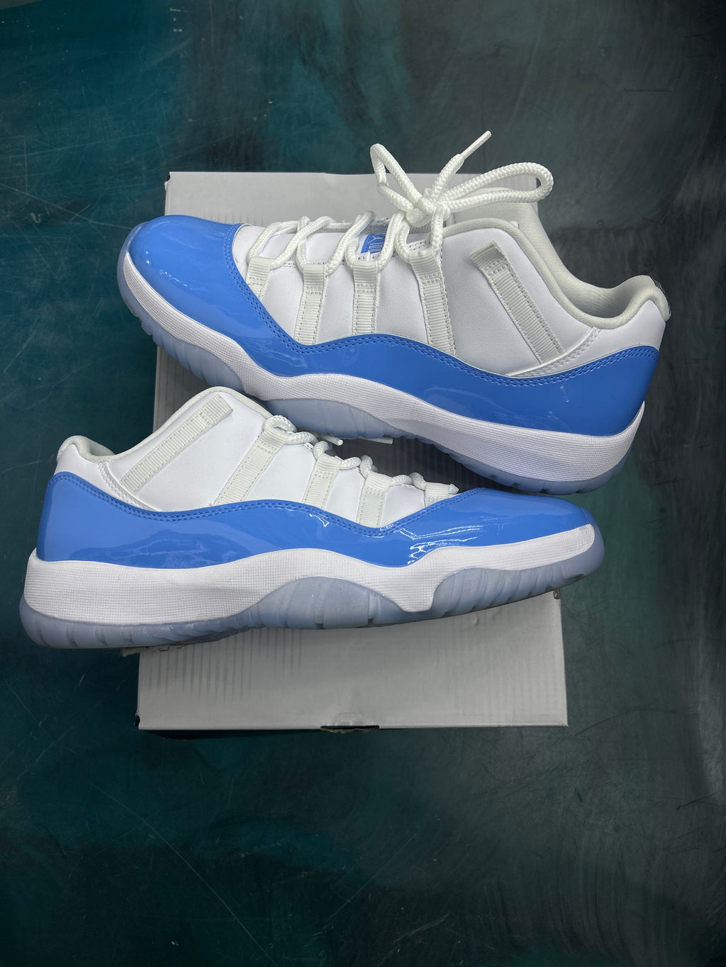 JORDAN 11 RETRO LOW UNIVERSITY BLUE SIZE 9.5 PRE OWNED