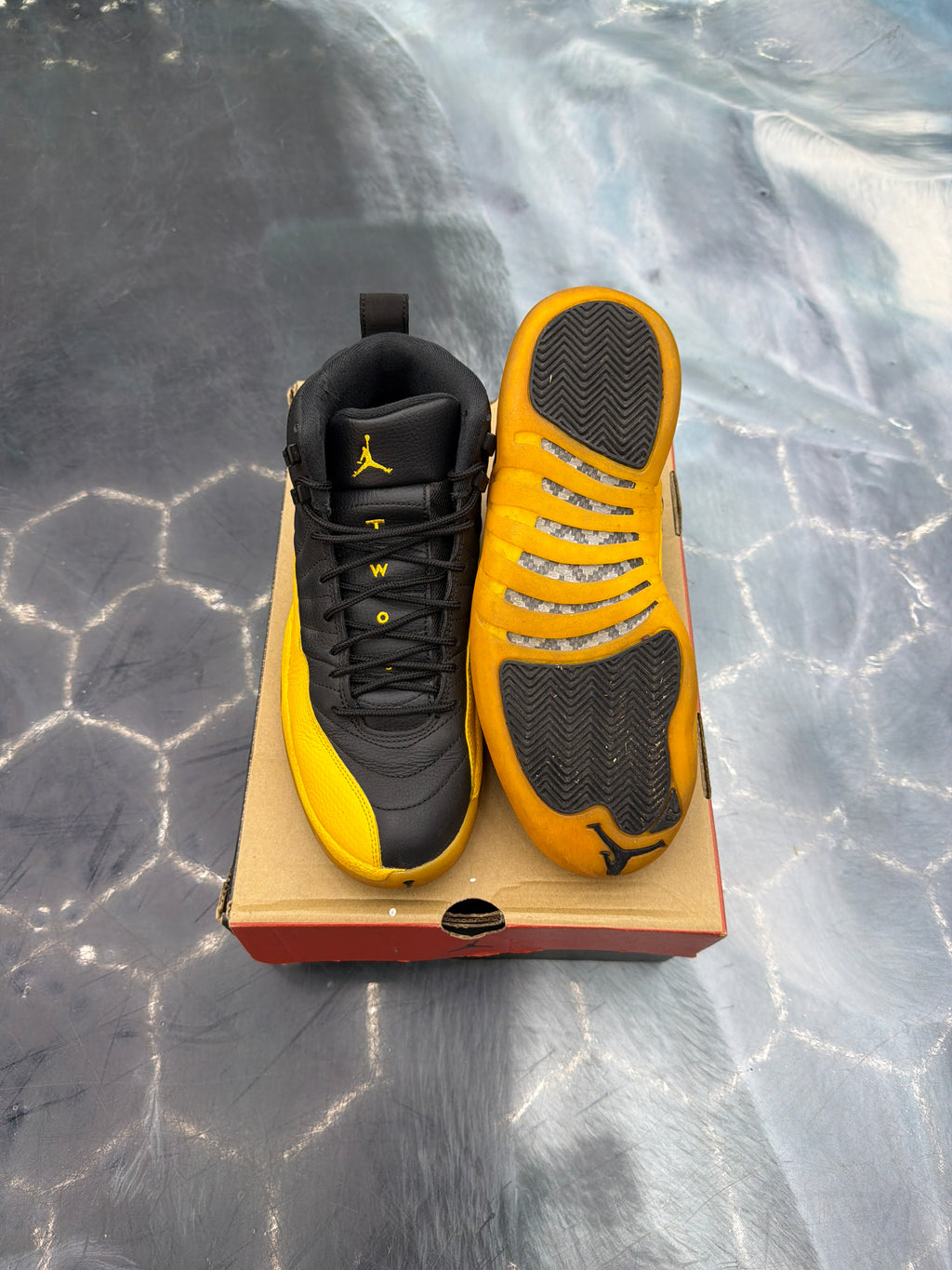 JORDAN 12 RETRO BLACK UNIVERSITY GOLD PRE OWNED SIZE 9