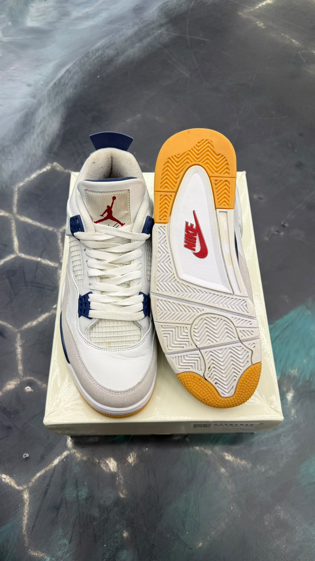 JORDAN 4 RETRO SB NAVY PRE OWNED SIZE 10