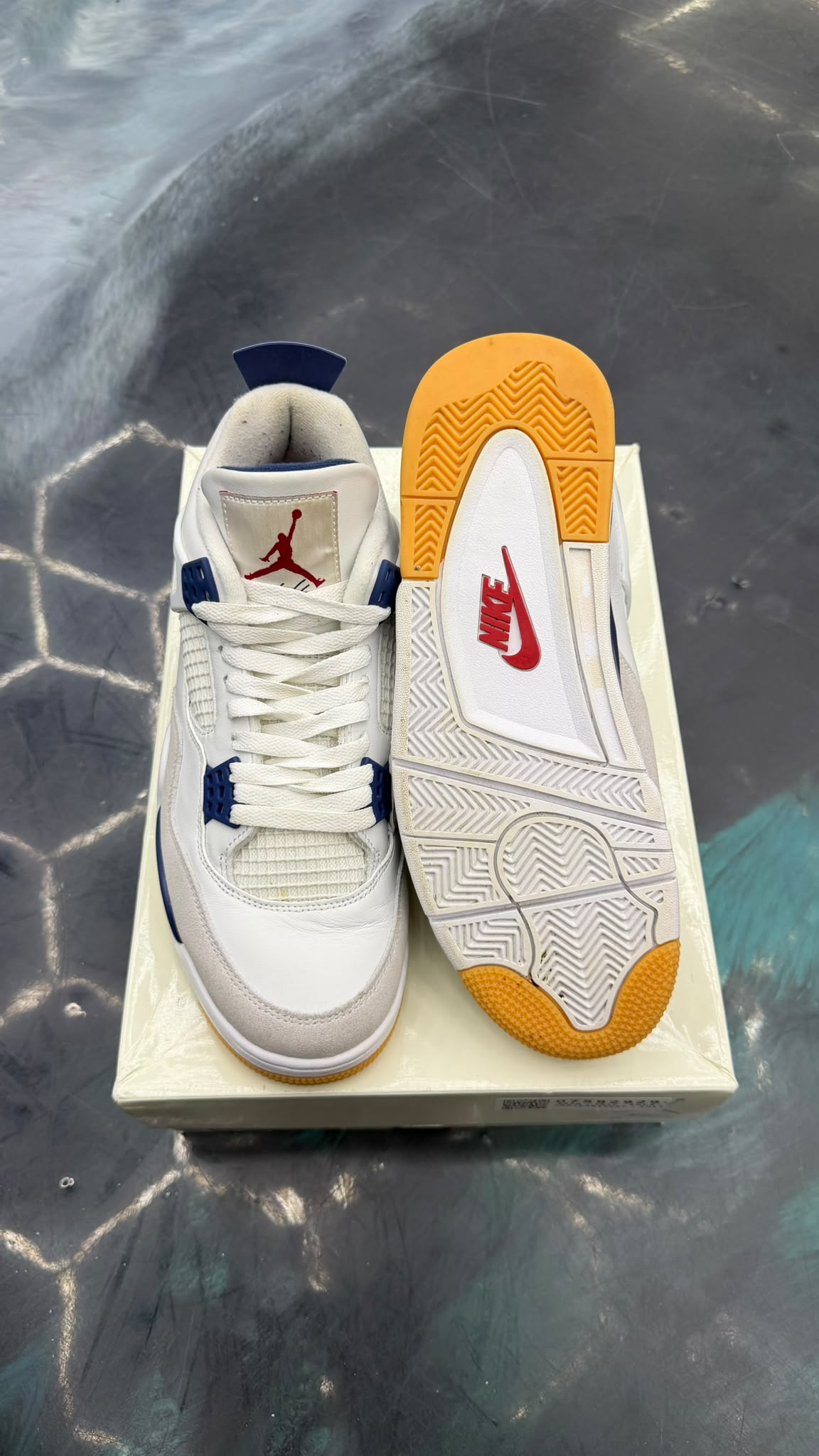 JORDAN 4 RETRO SB NAVY PRE OWNED SIZE 10