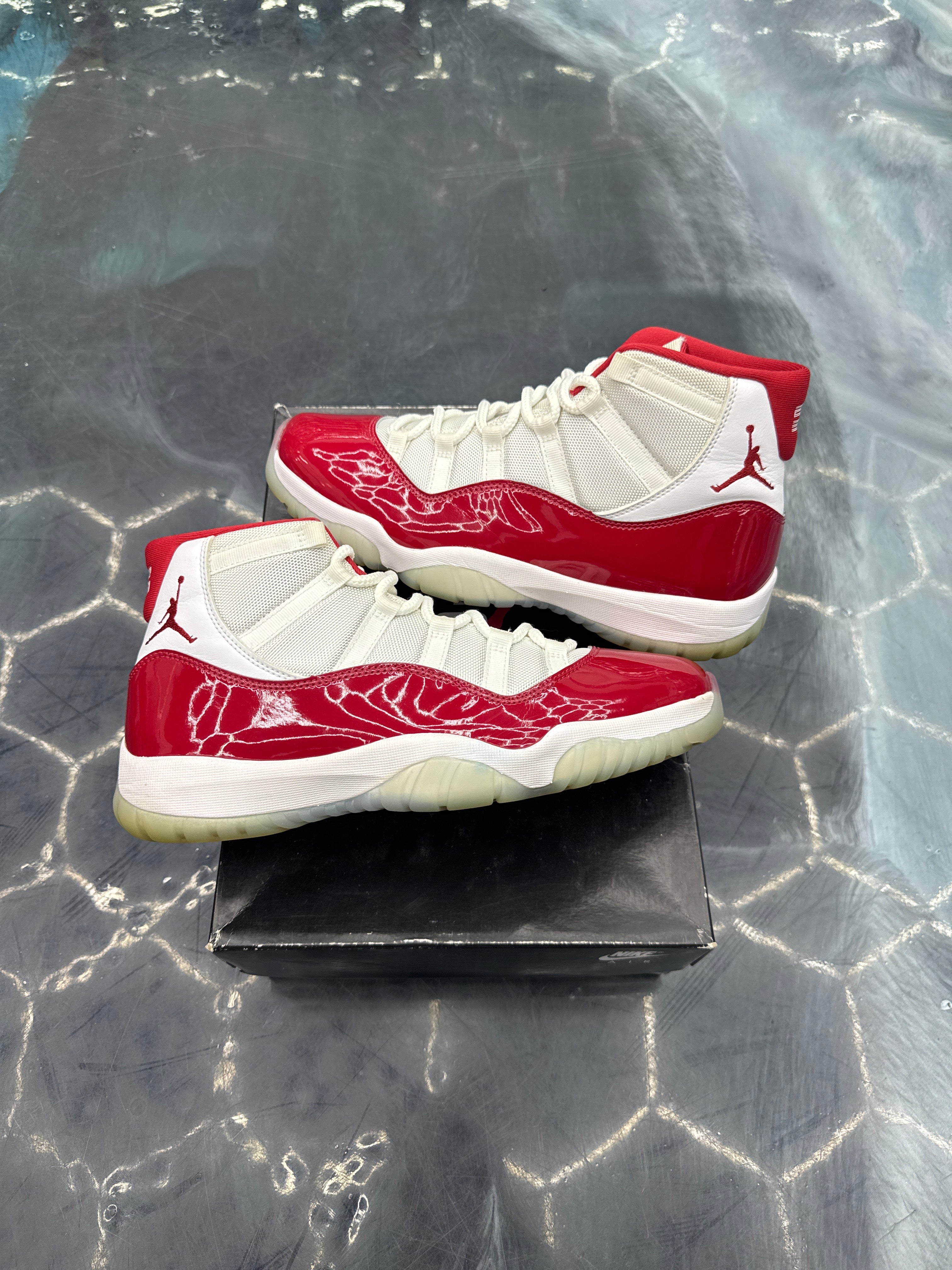 JORDAN 11 RETRO HIGH CHERRY PRE OWNED SIZE 11
